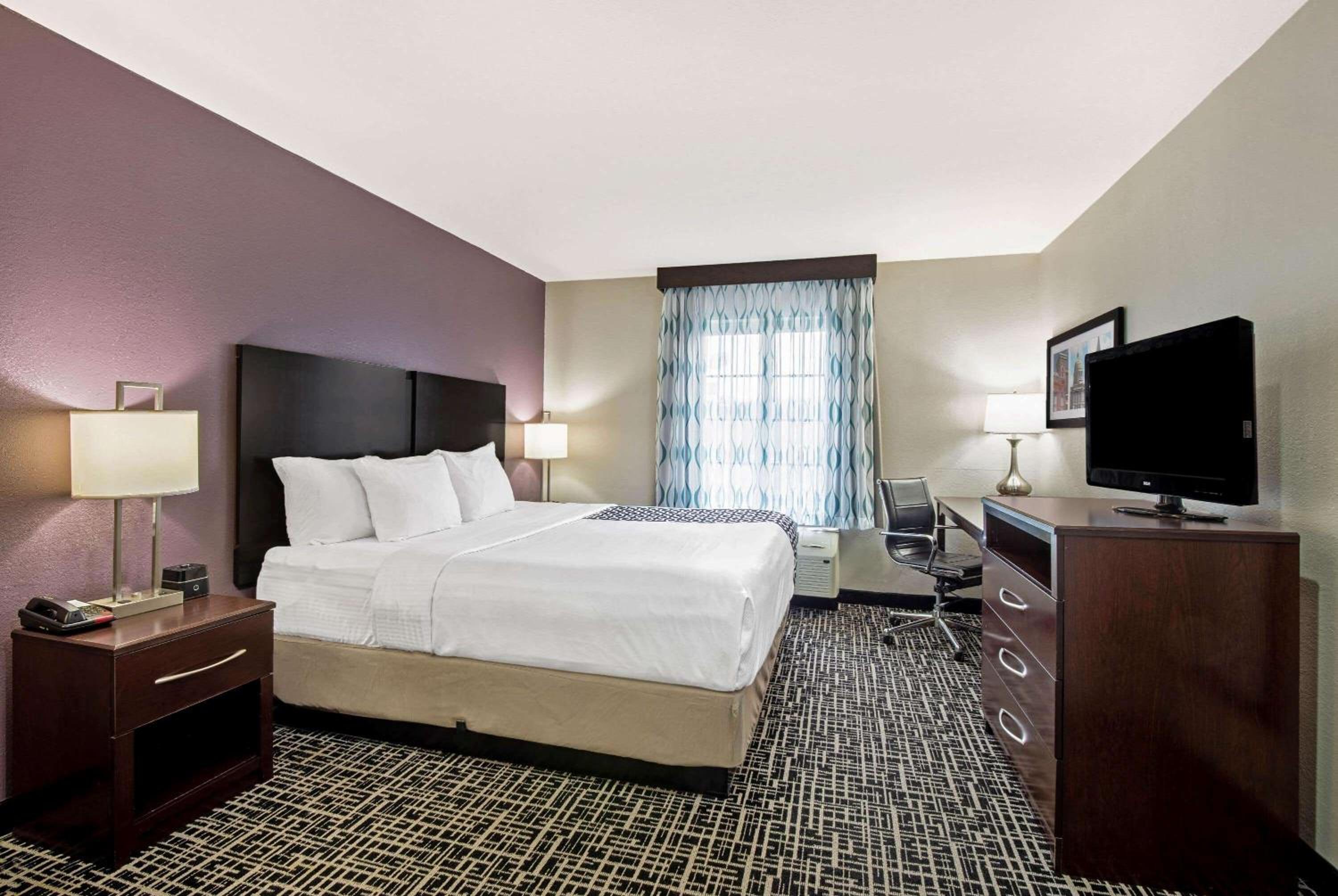King Room - Non-Smoking - Photo 2