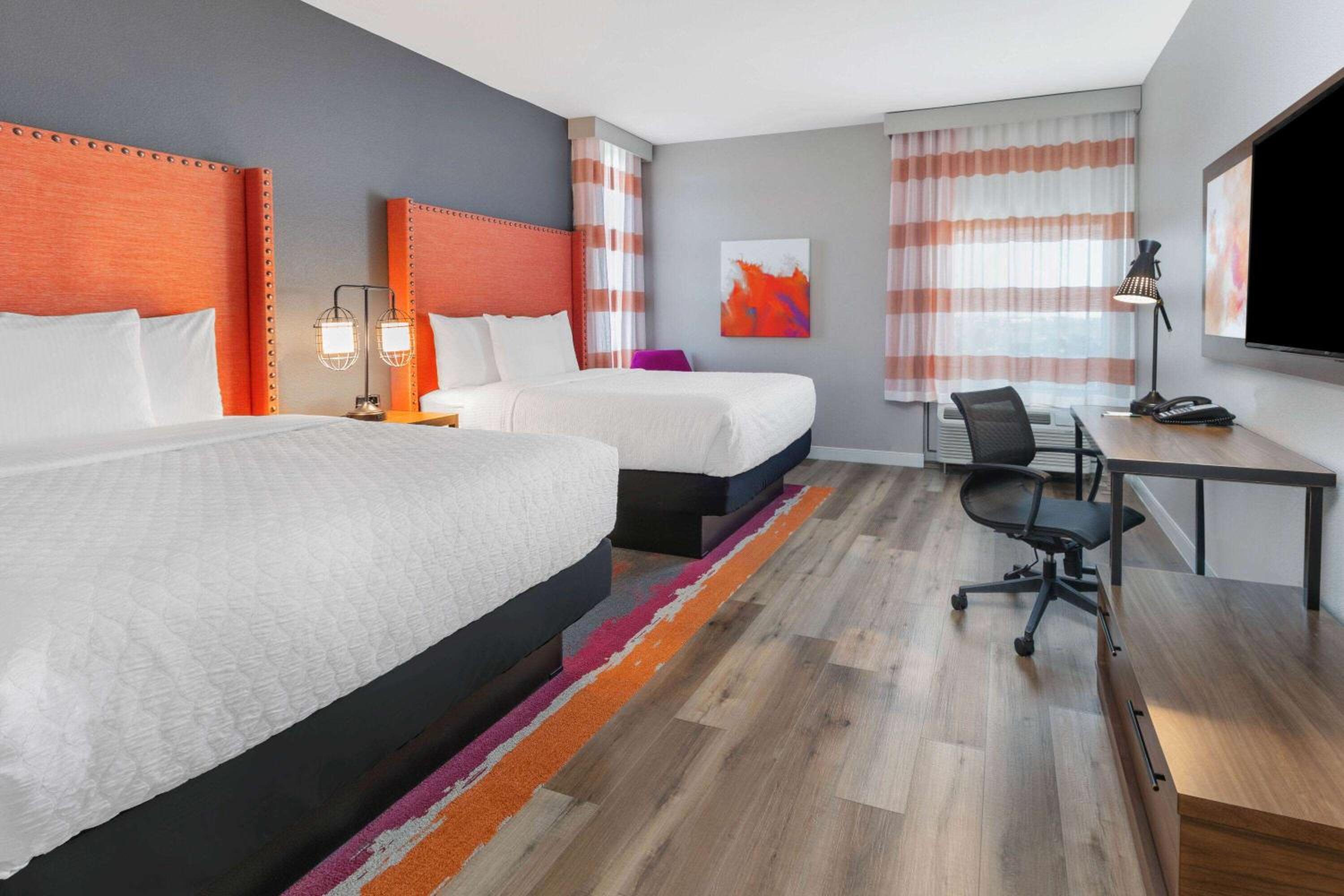 Queen Room with Two Queen Beds - Non-Smoking - Photo 2