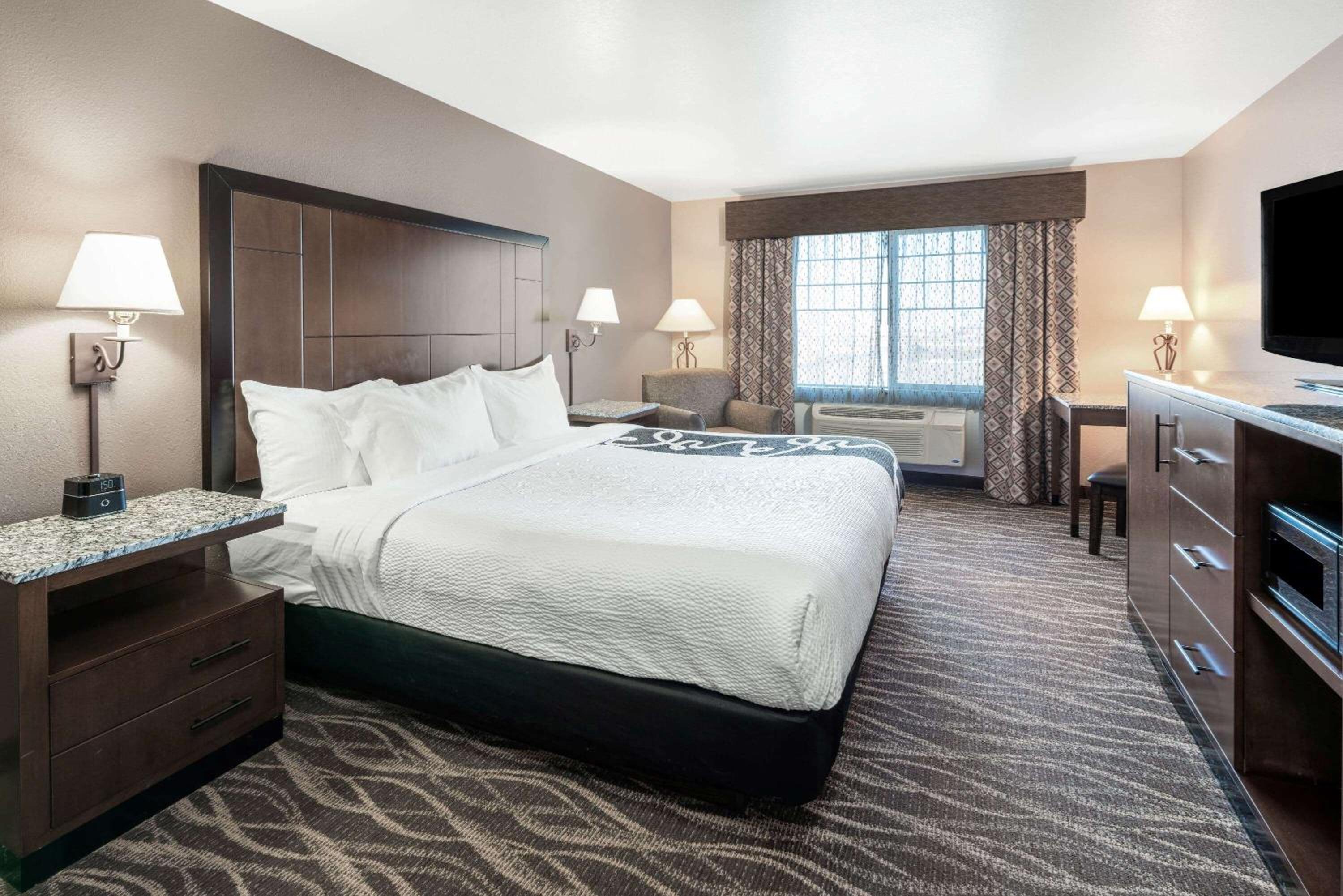 Deluxe King Room - Non-Smoking - Photo 1