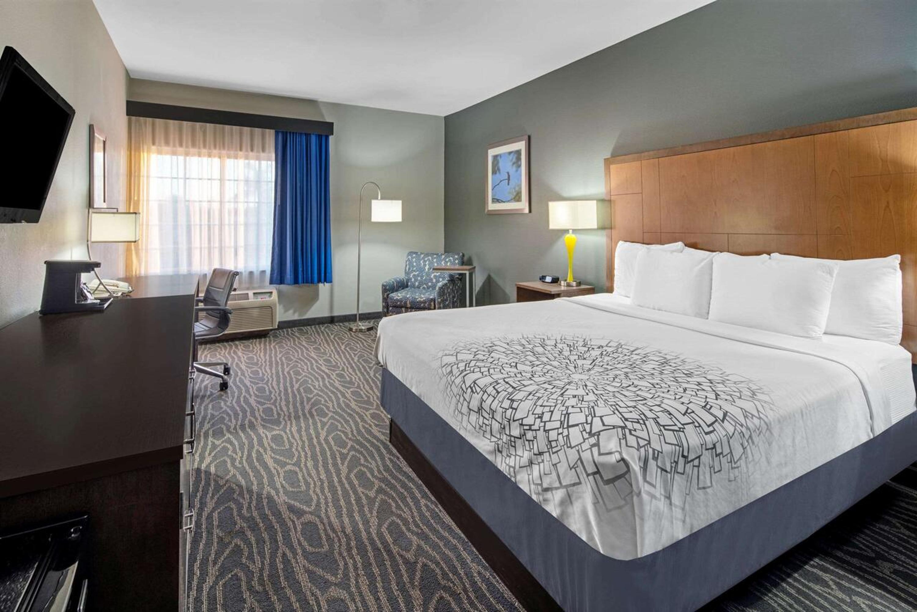 Deluxe King Room - Non-Smoking photo 3