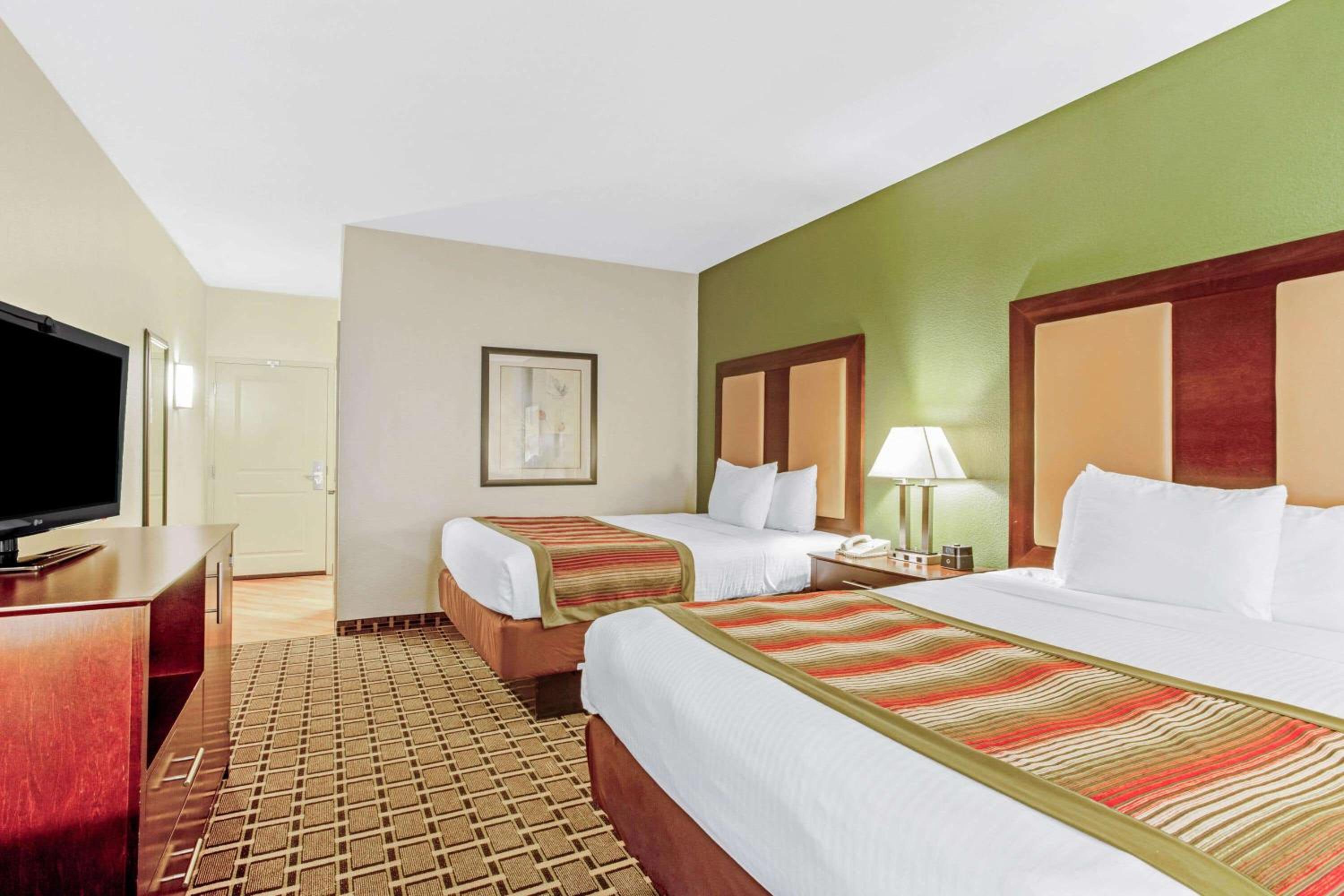 Queen Room with Two Queen Beds - Non-Smoking - Photo 1