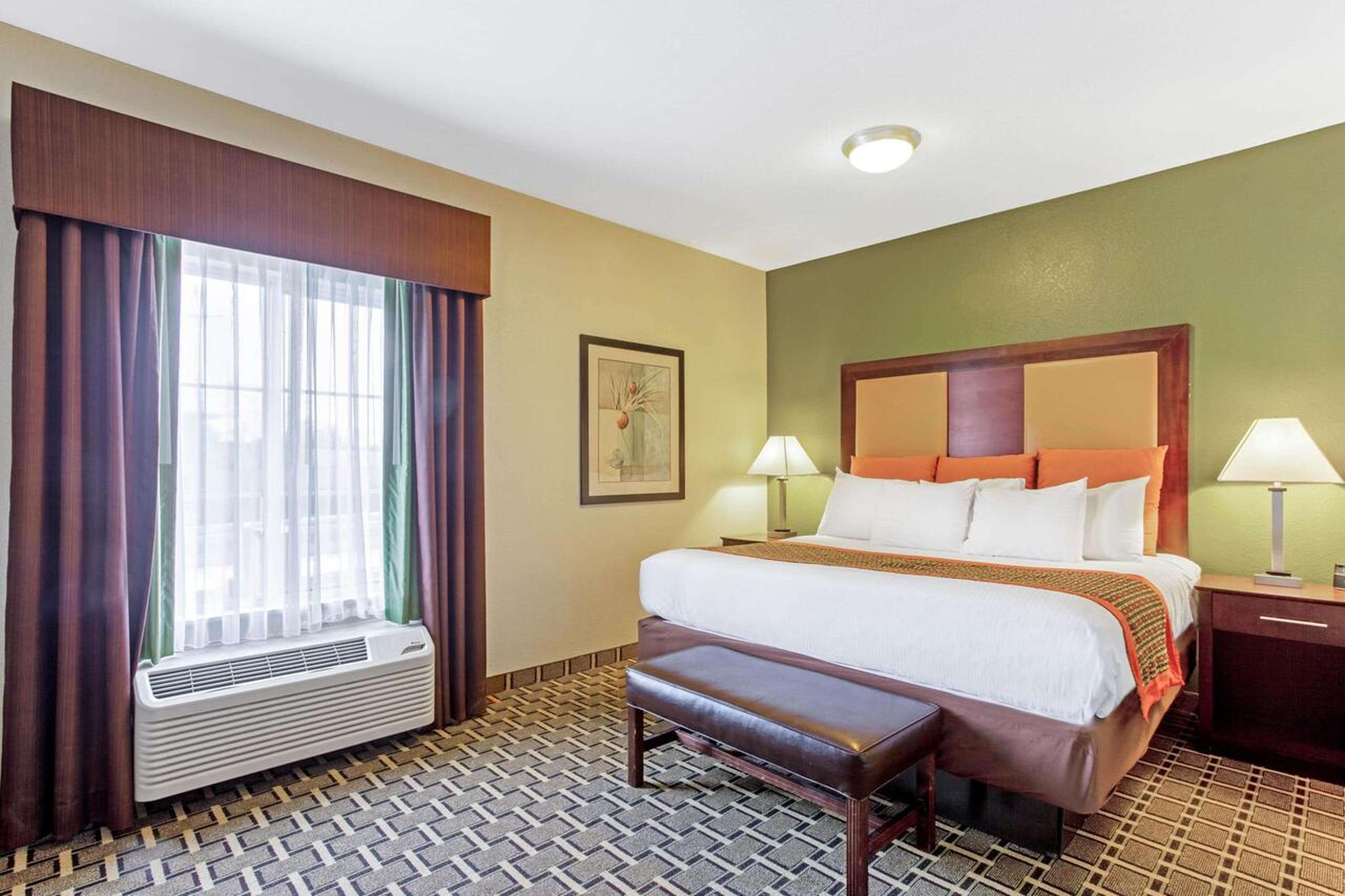 One-Bedroom King Suite - Non-Smoking - Photo 3