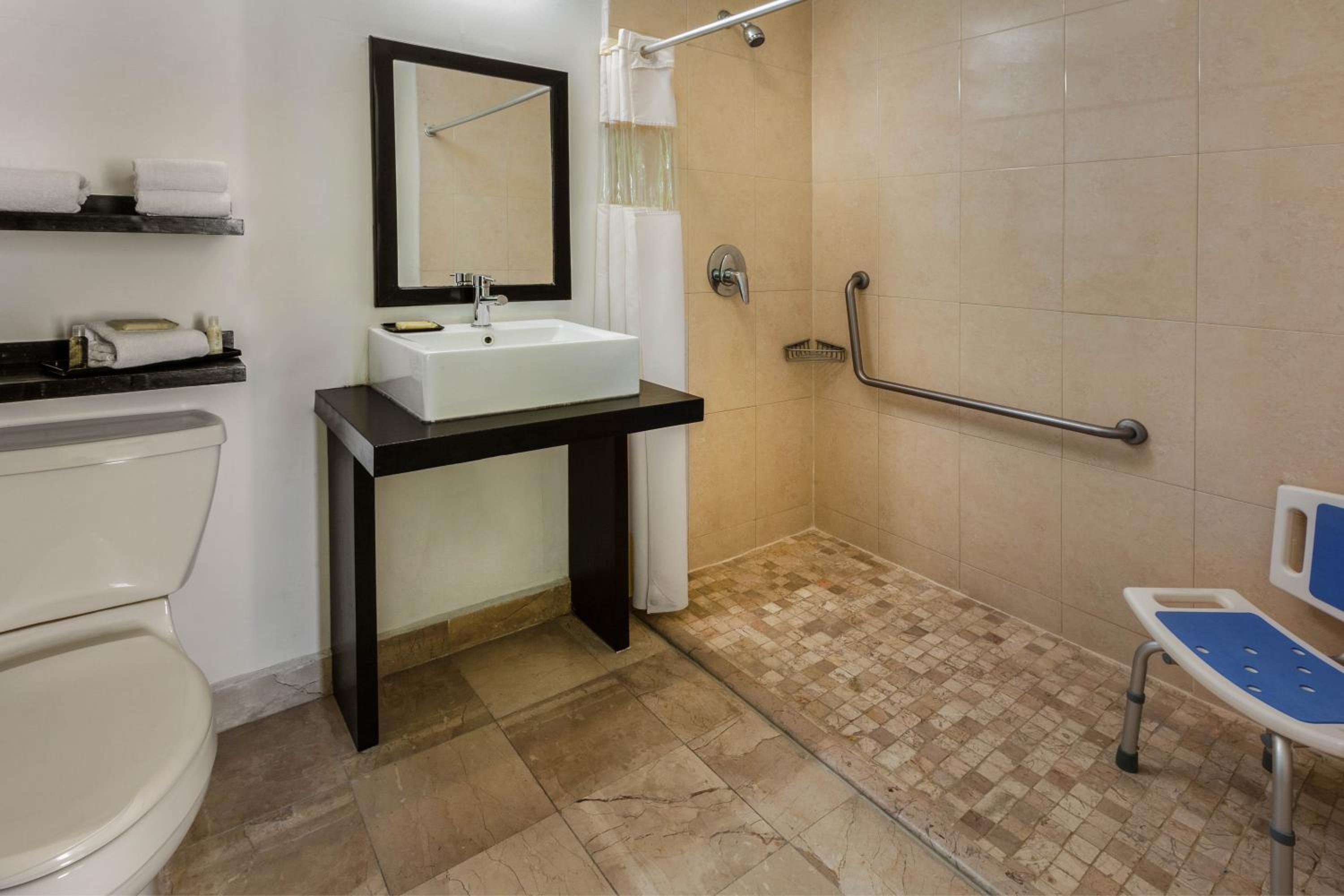 Deluxe Double Room with Two Double Beds - Mobility Access/Non-Smoking - Photo 3