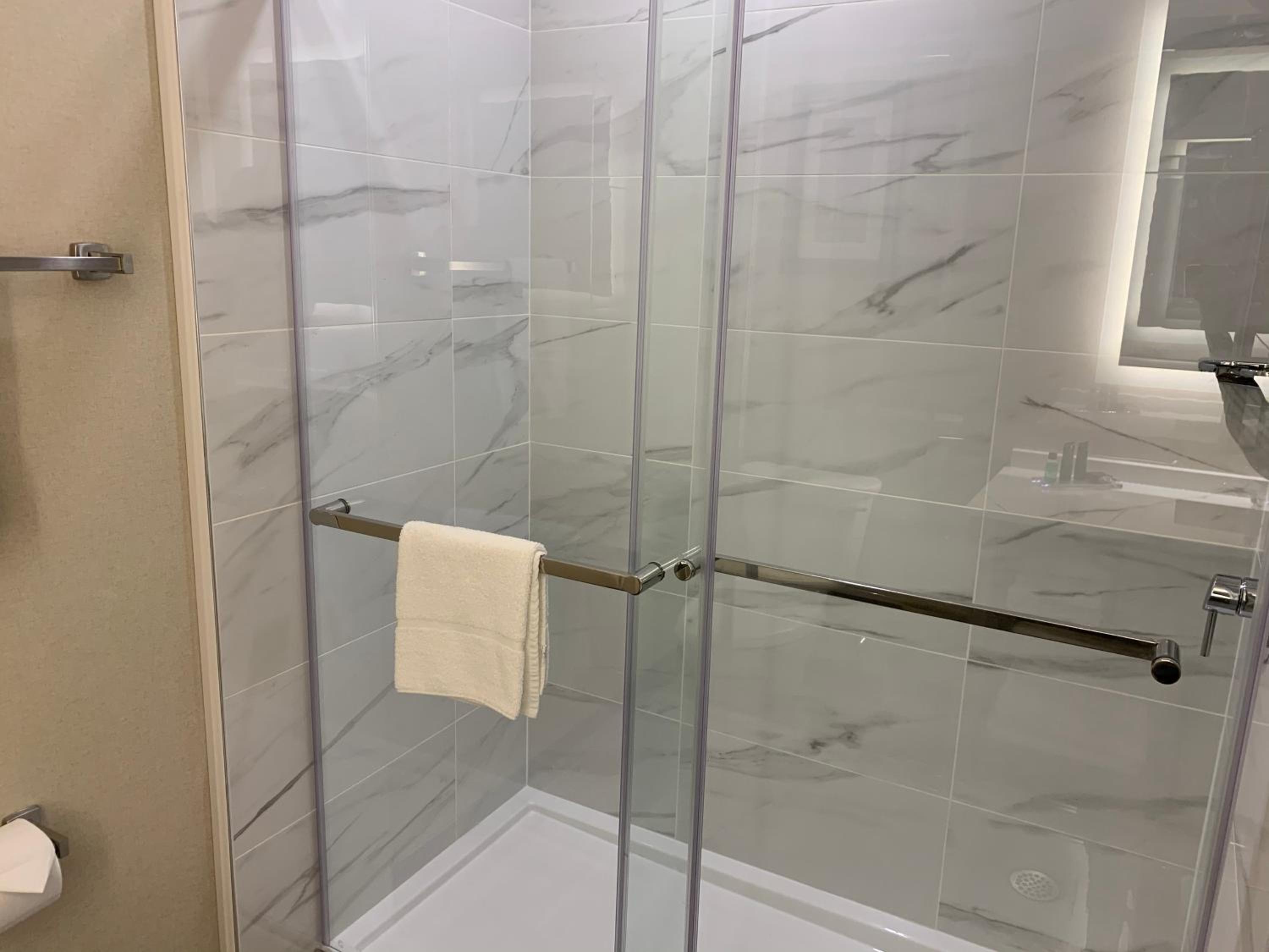 Deluxe King Room - Non-Smoking - Photo 10