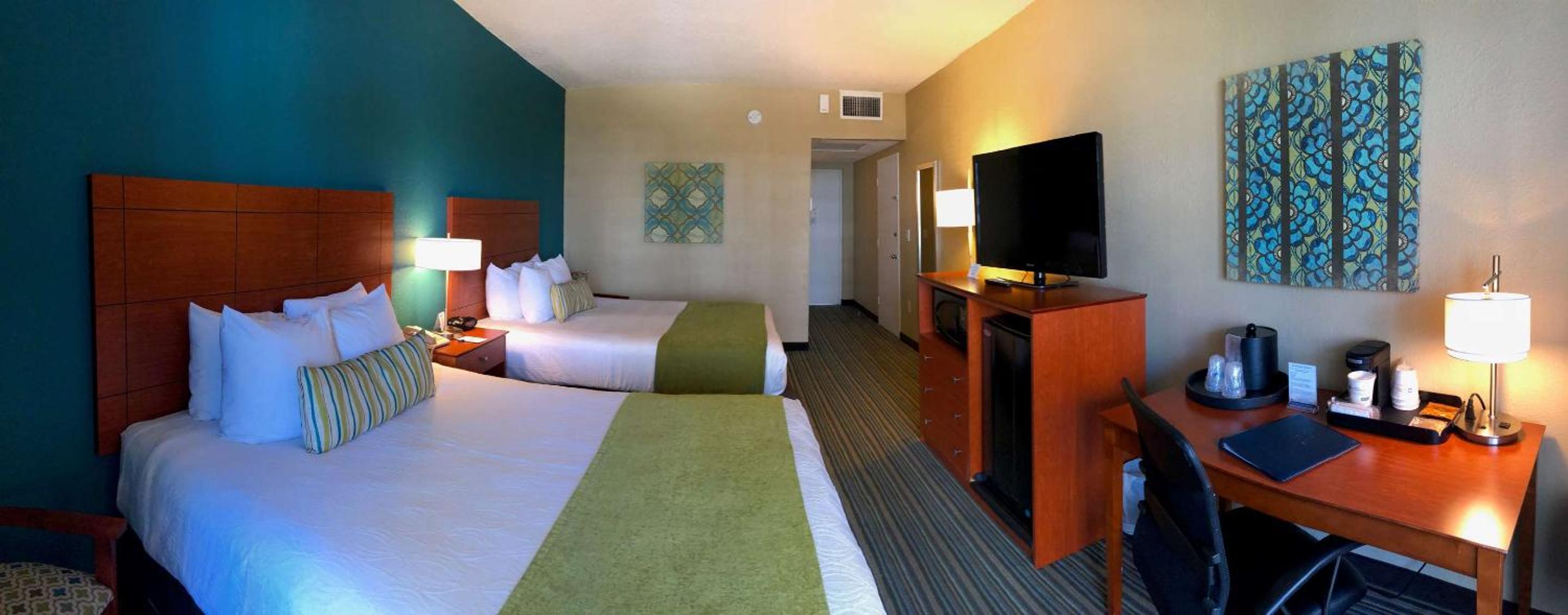 Quadruple Room with Queen Bed and Balcony - Non-Smoking - Photo 5
