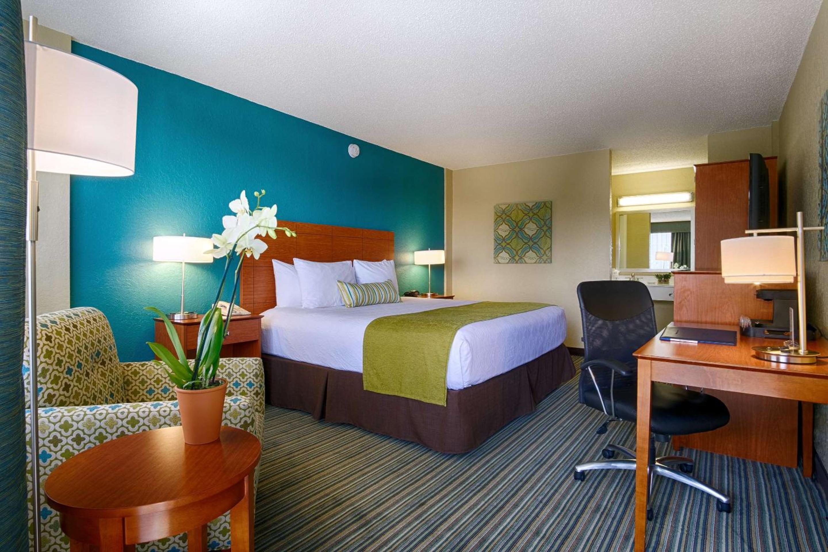 King Room with King Bed - Non-Smoking - Photo 3