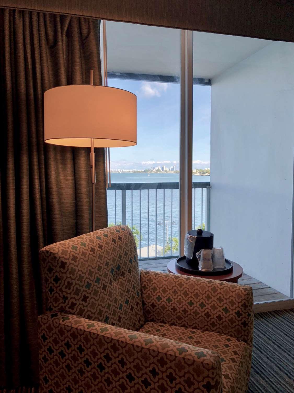 King Room with King Bed and Balcony - Bayfront/Non-Smoking - Photo 5