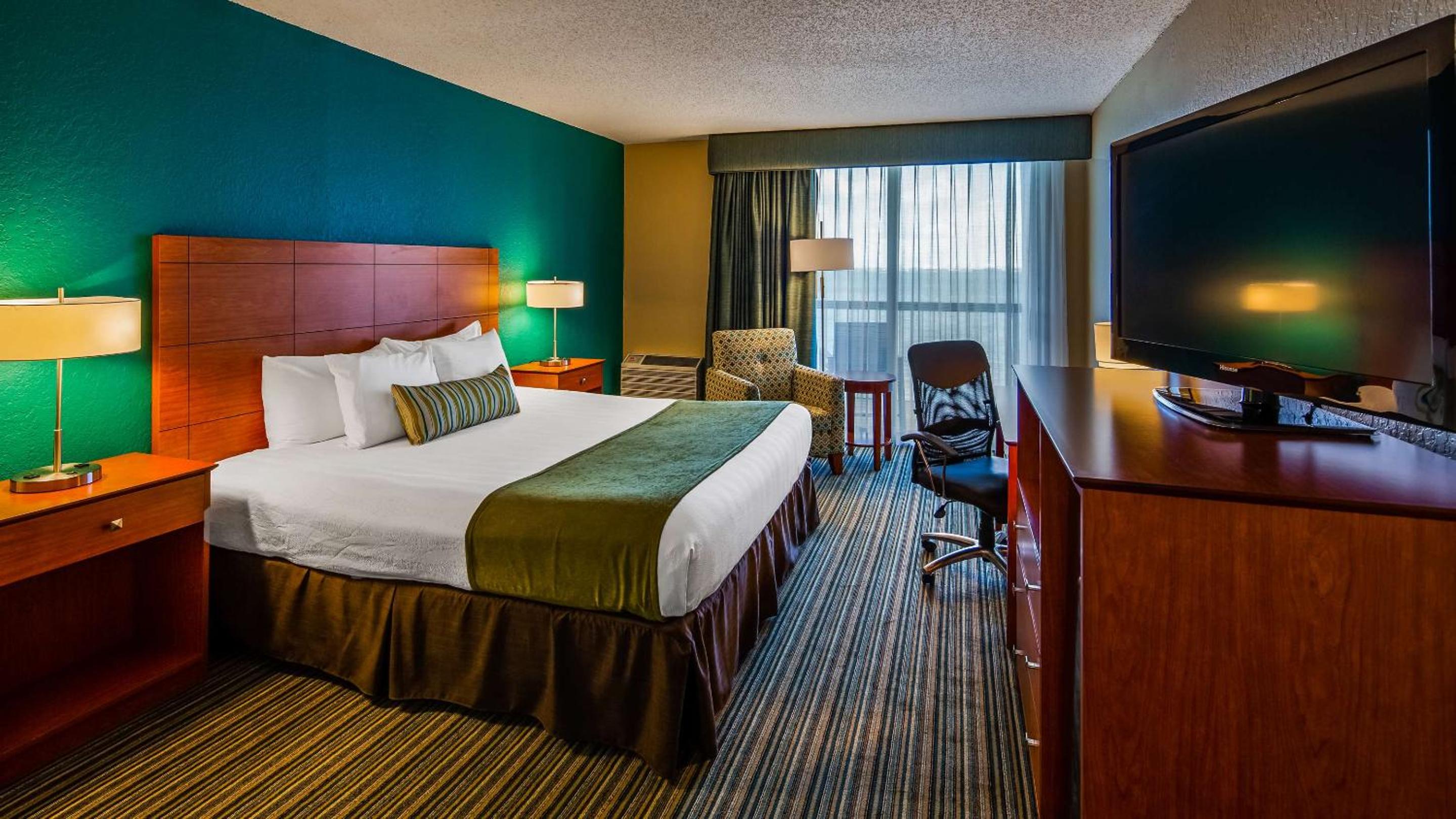 King Room with King Bed and Balcony - Bayfront/Non-Smoking - Photo 1