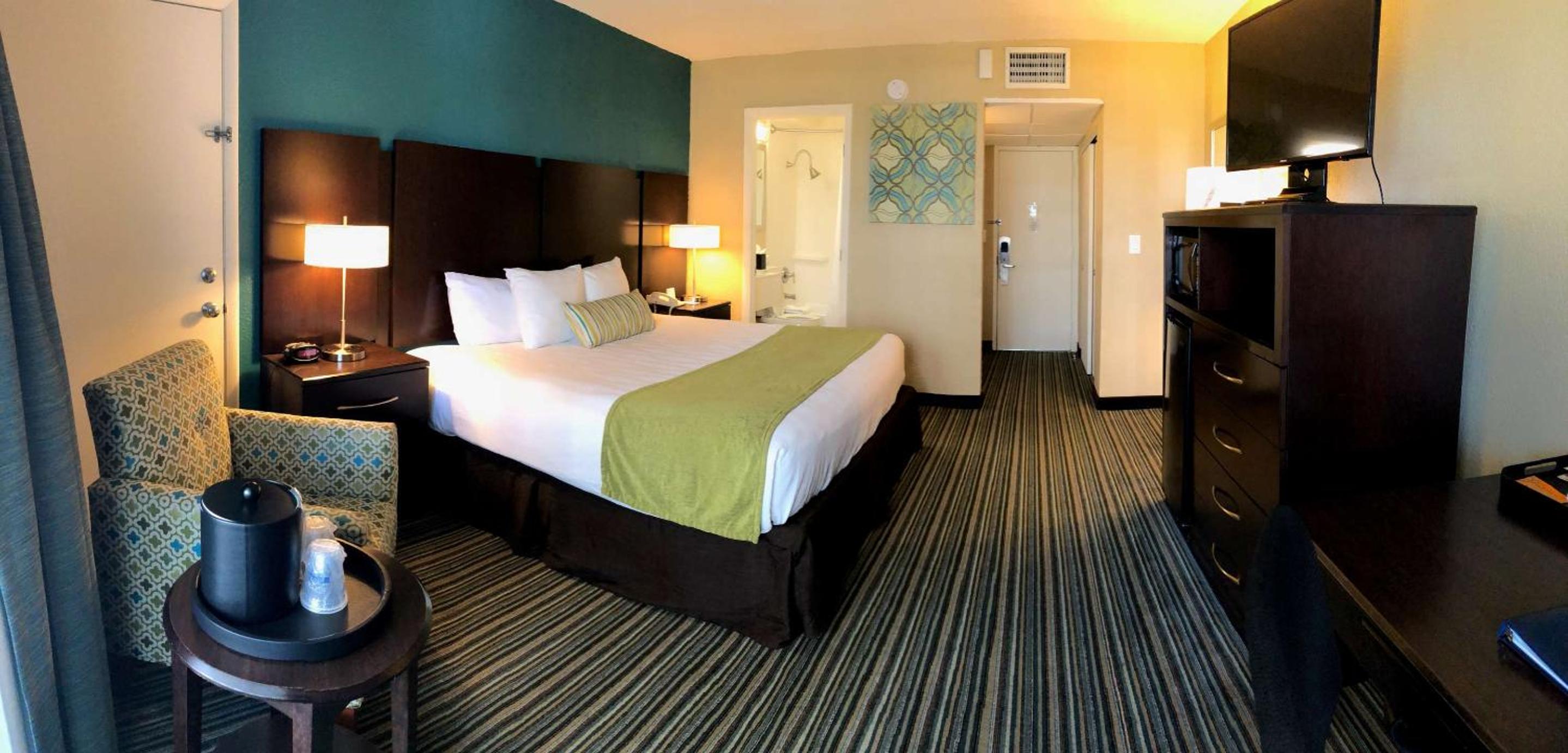 King Room with King Bed and Balcony - Non-Smoking - Photo 4