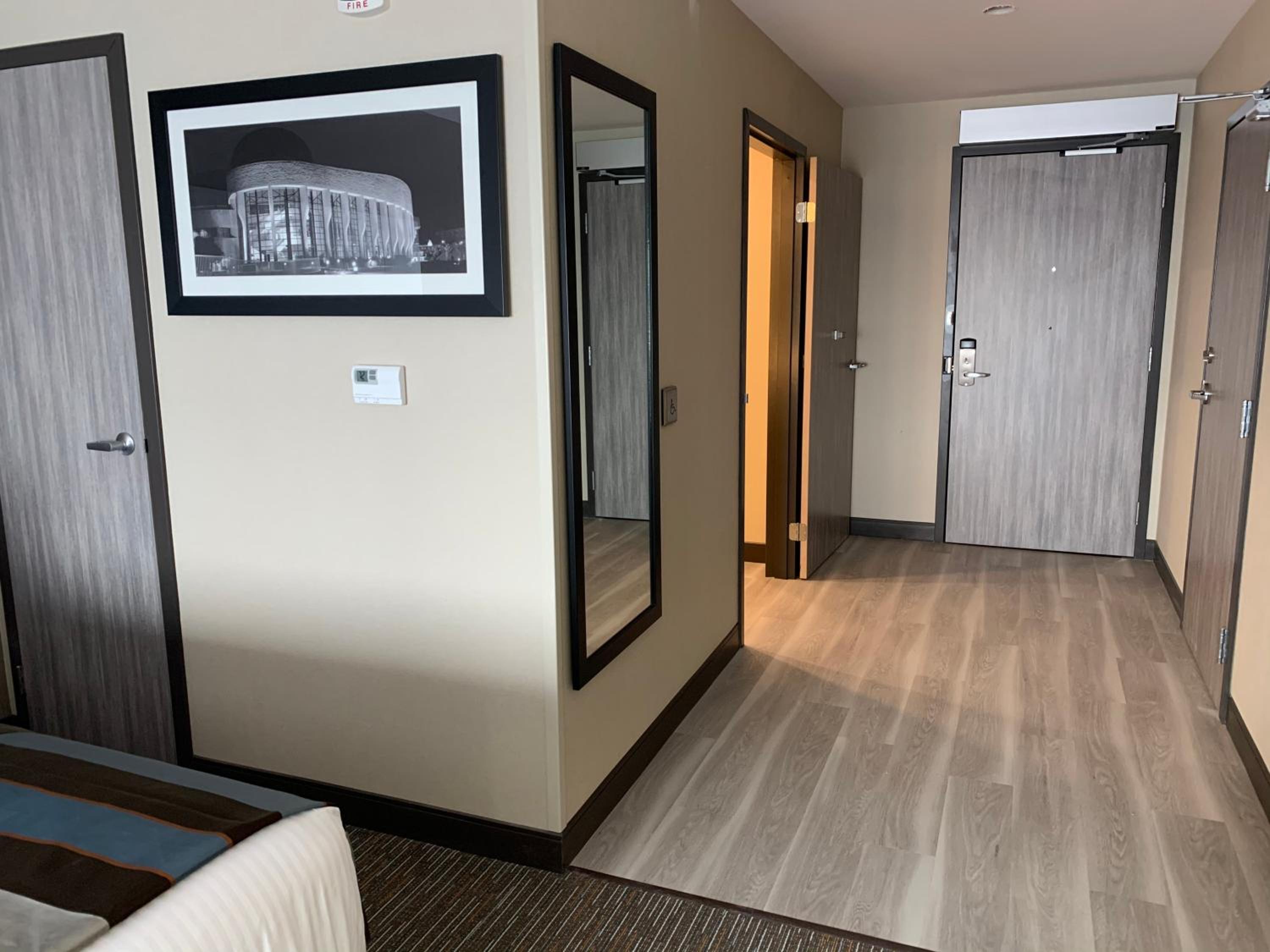 Queen Room with Two Queen Beds - Mobility Access/Non-Smoking - Photo 4