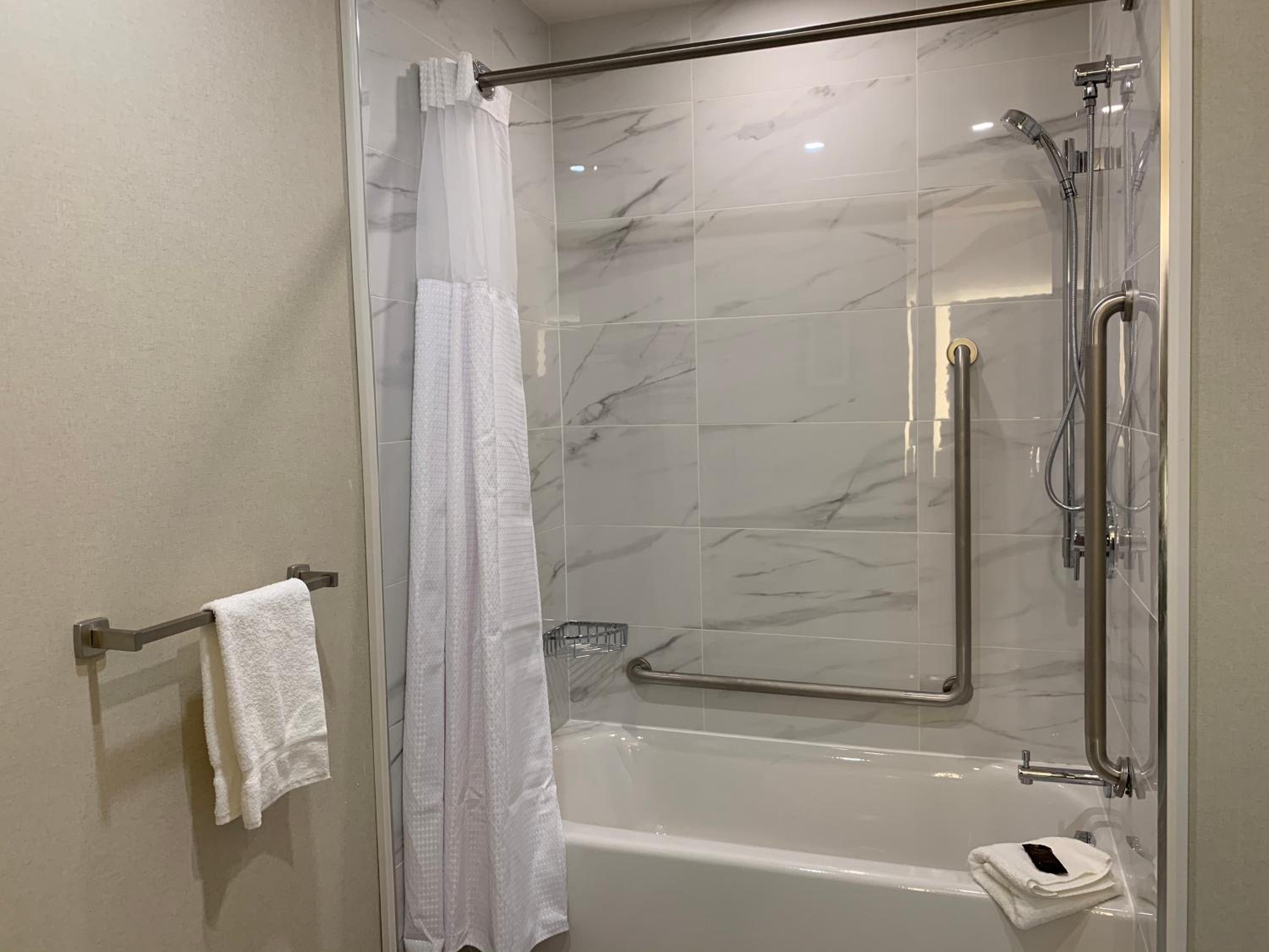 Queen Room with Two Queen Beds - Mobility Access/Non-Smoking - Photo 8
