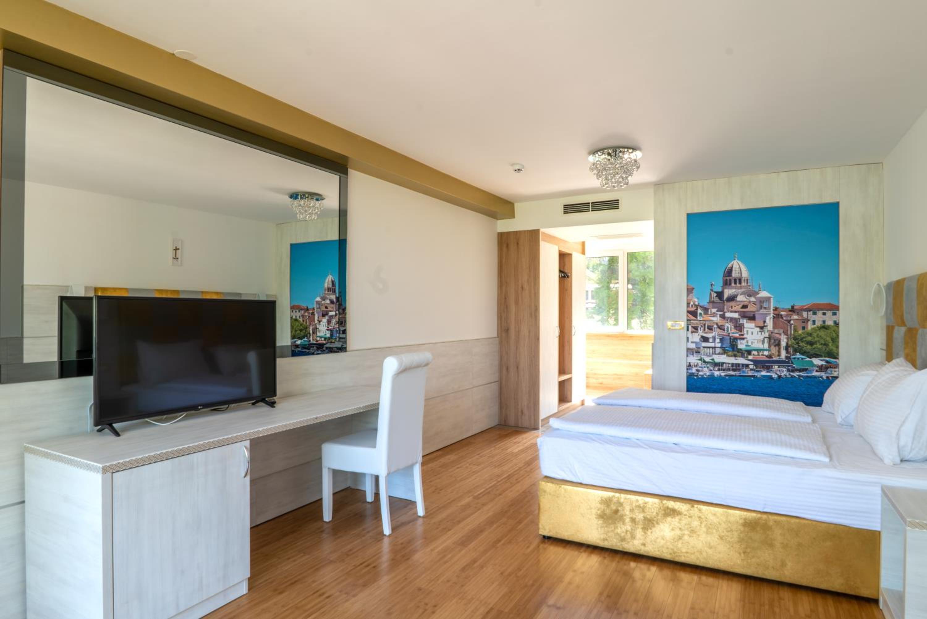 Deluxe Double Room with Balcony and Sea View - Photo 2