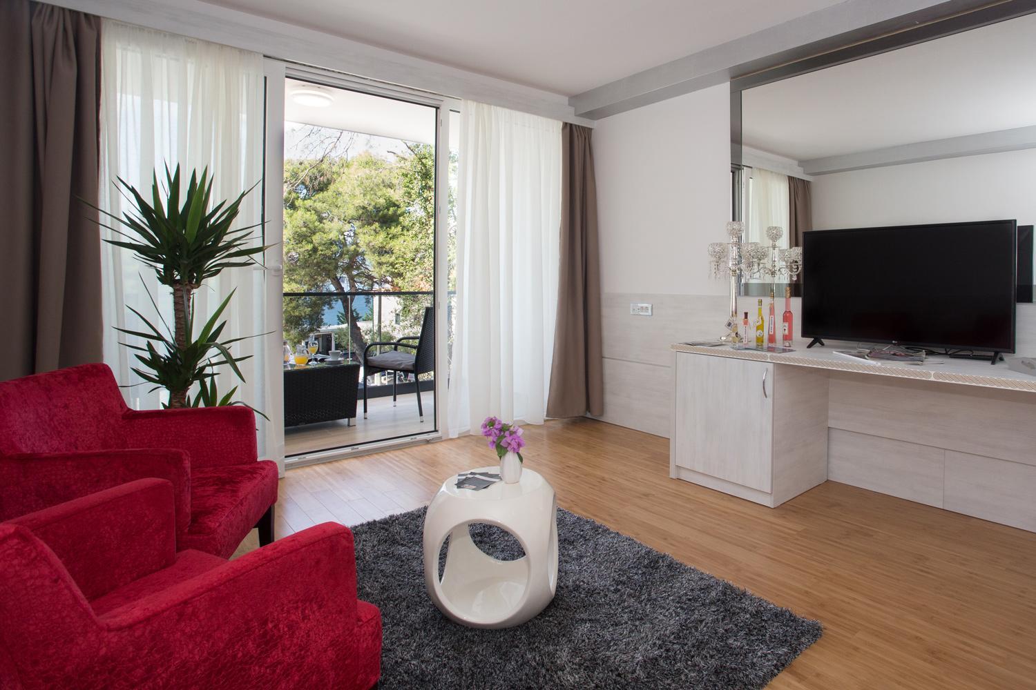 Deluxe Double Room with Balcony and Sea View - Photo 7