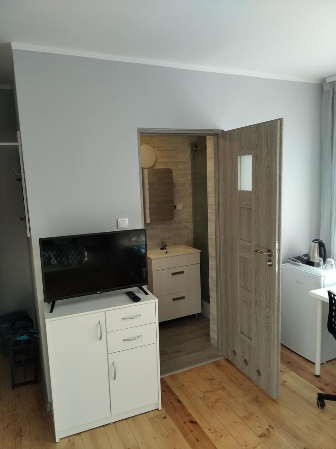 Twin Room with Private Bathroom photo 3