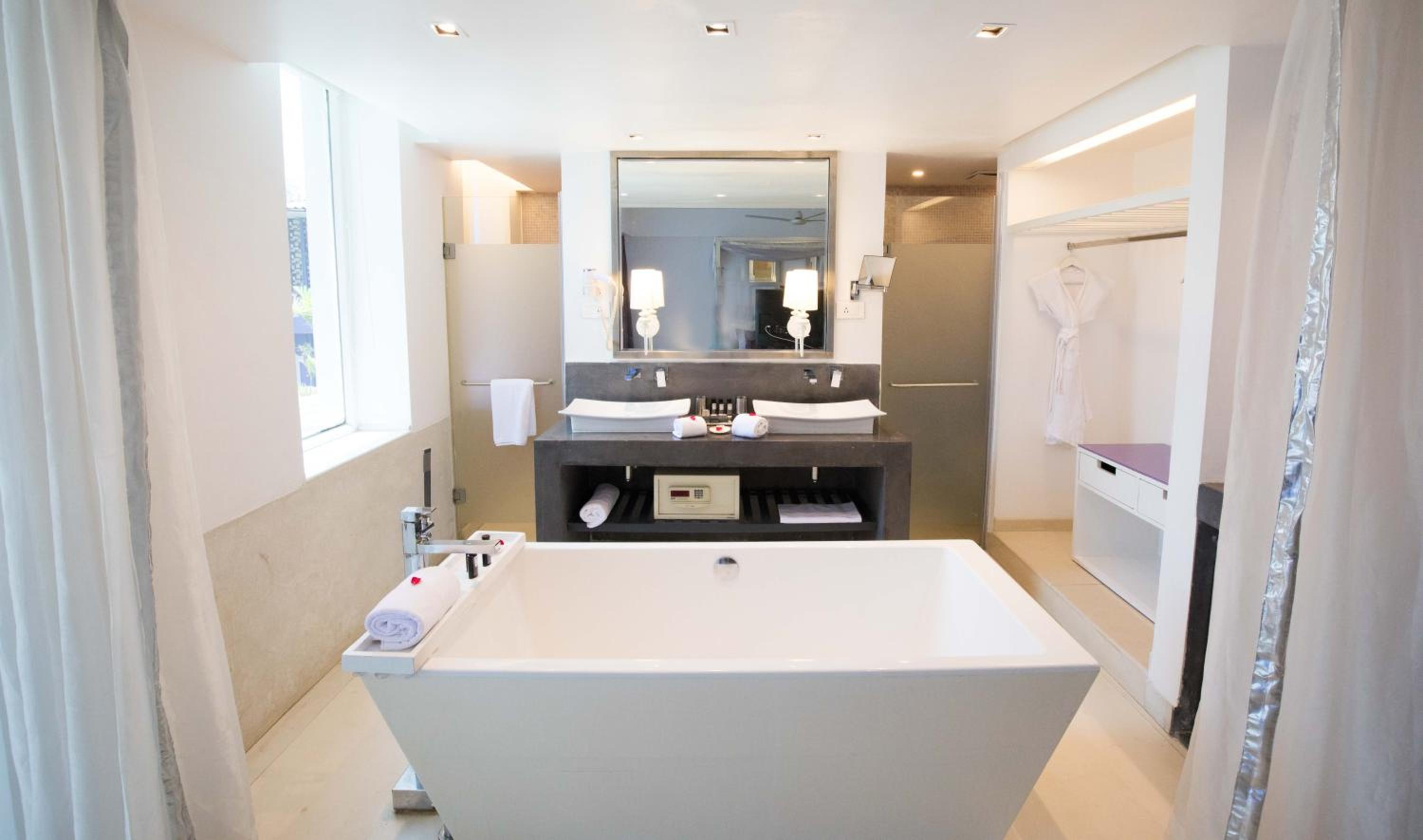 Deluxe Suite with Sea View – Balcony and Bathtub (Complimentary Cocktail on Arrival) – Happy Hours 1+1 from 5 pm to 7 pm on selected brands Deluxe Suite with Sea View – Balcony and Bathtub (Complimentary Cocktail on Arrival) – Happy Hours 1+1 from 5 pm to 7 pm on selected brands