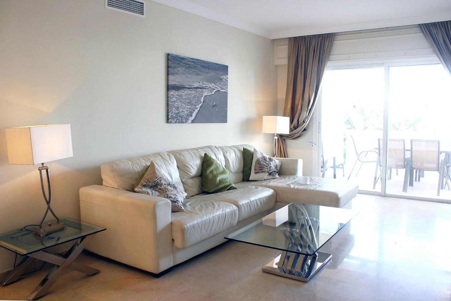 Apartamento de Dos Dormitorios con Vista al Jardín