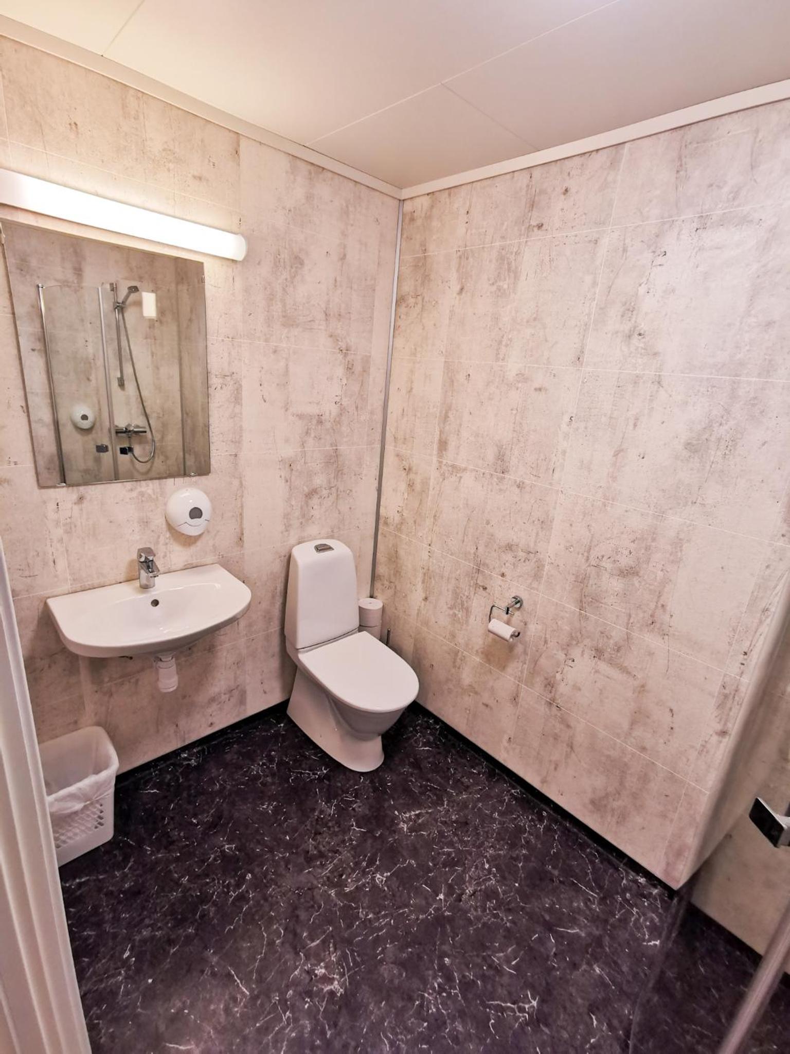 Quadruple Room with Shower - Photo 4