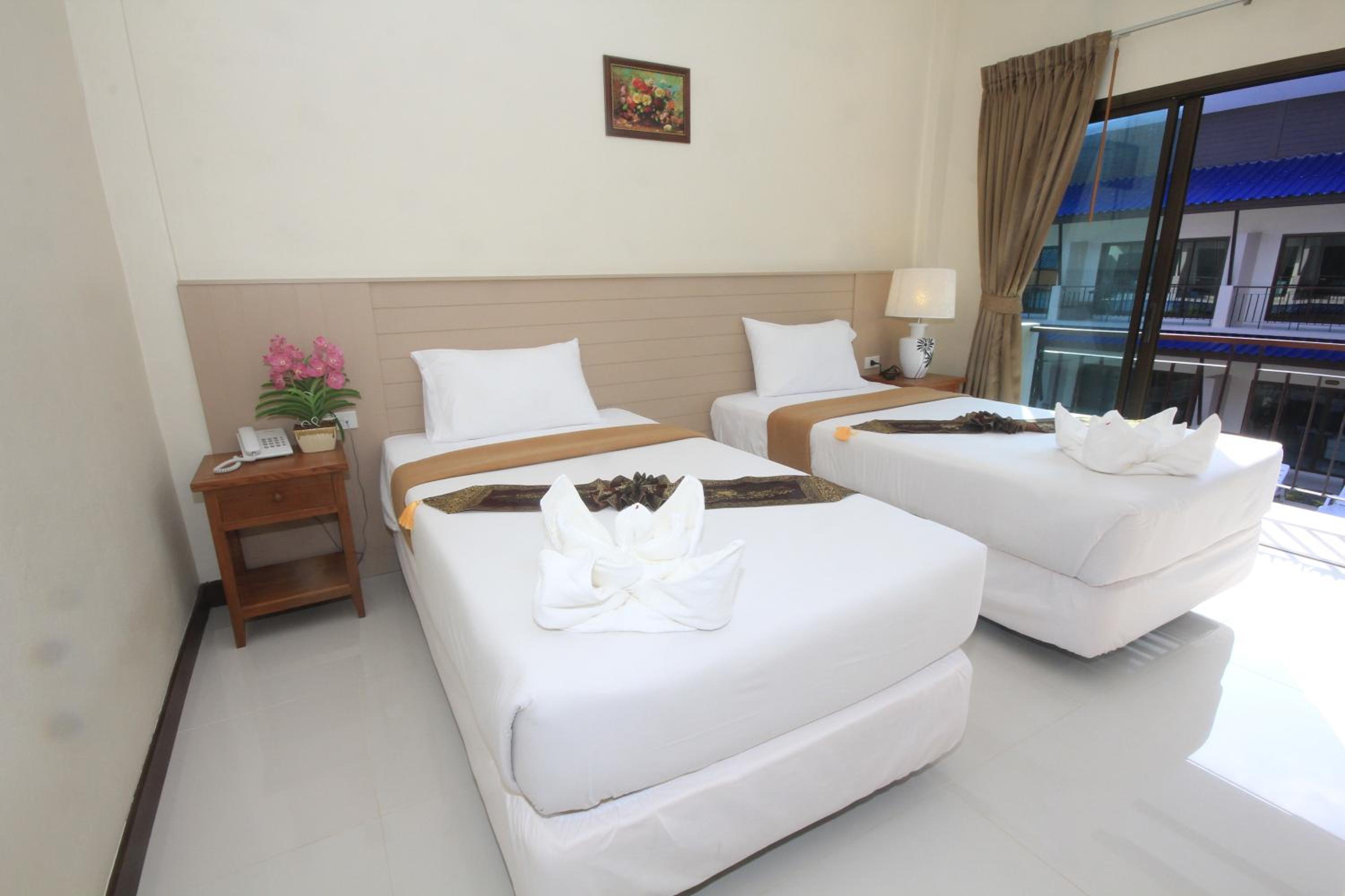 Twin Room with Pool View - Photo 5