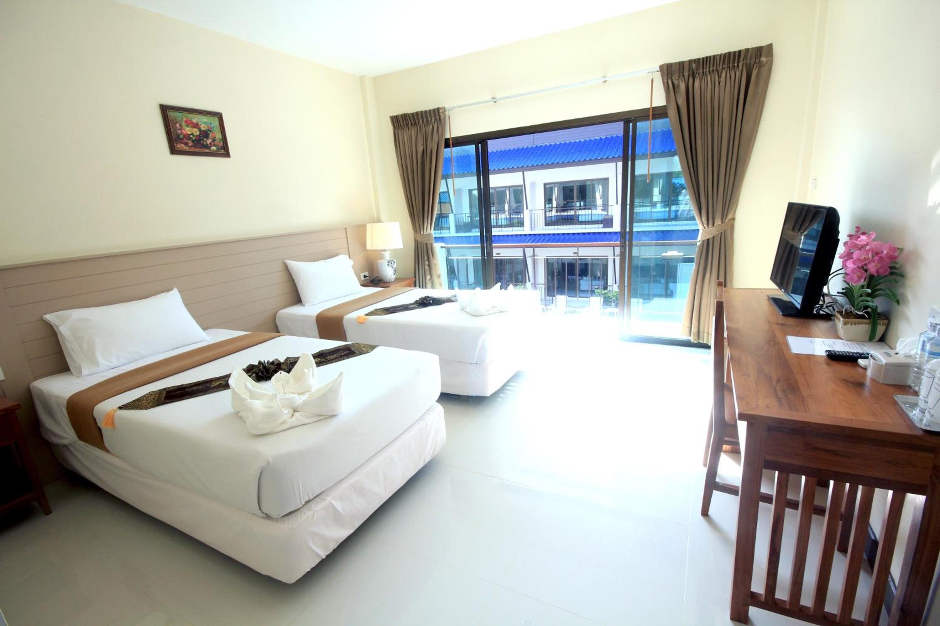 Twin Room with Pool View - Photo 3