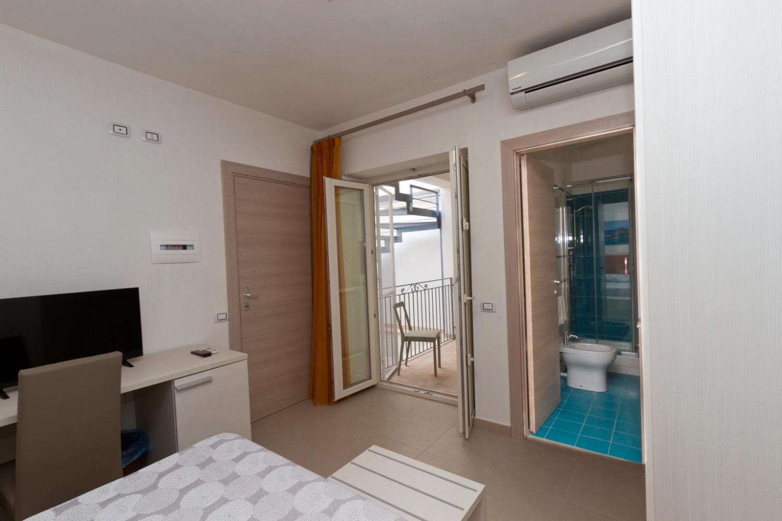 Double Room with Patio photo 3