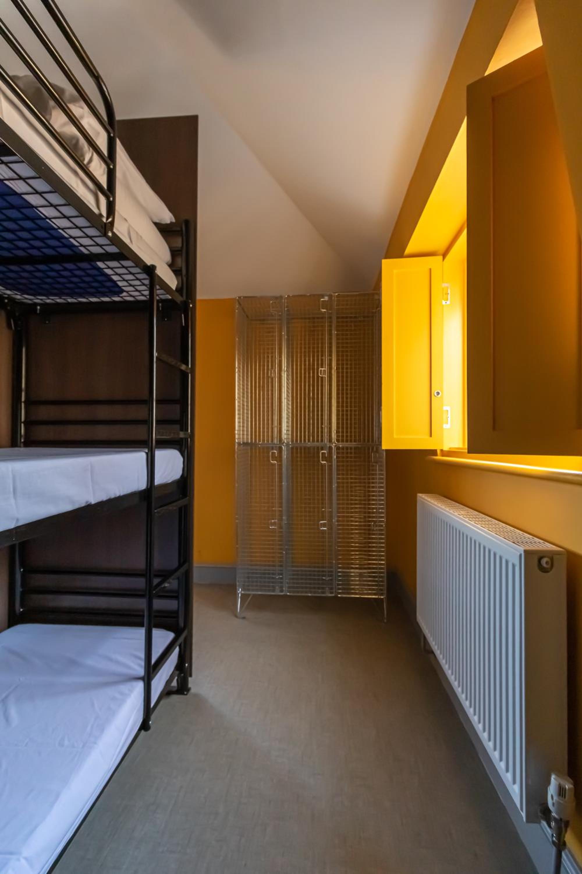 6-Bed Mixed Dormitory Room photo 1