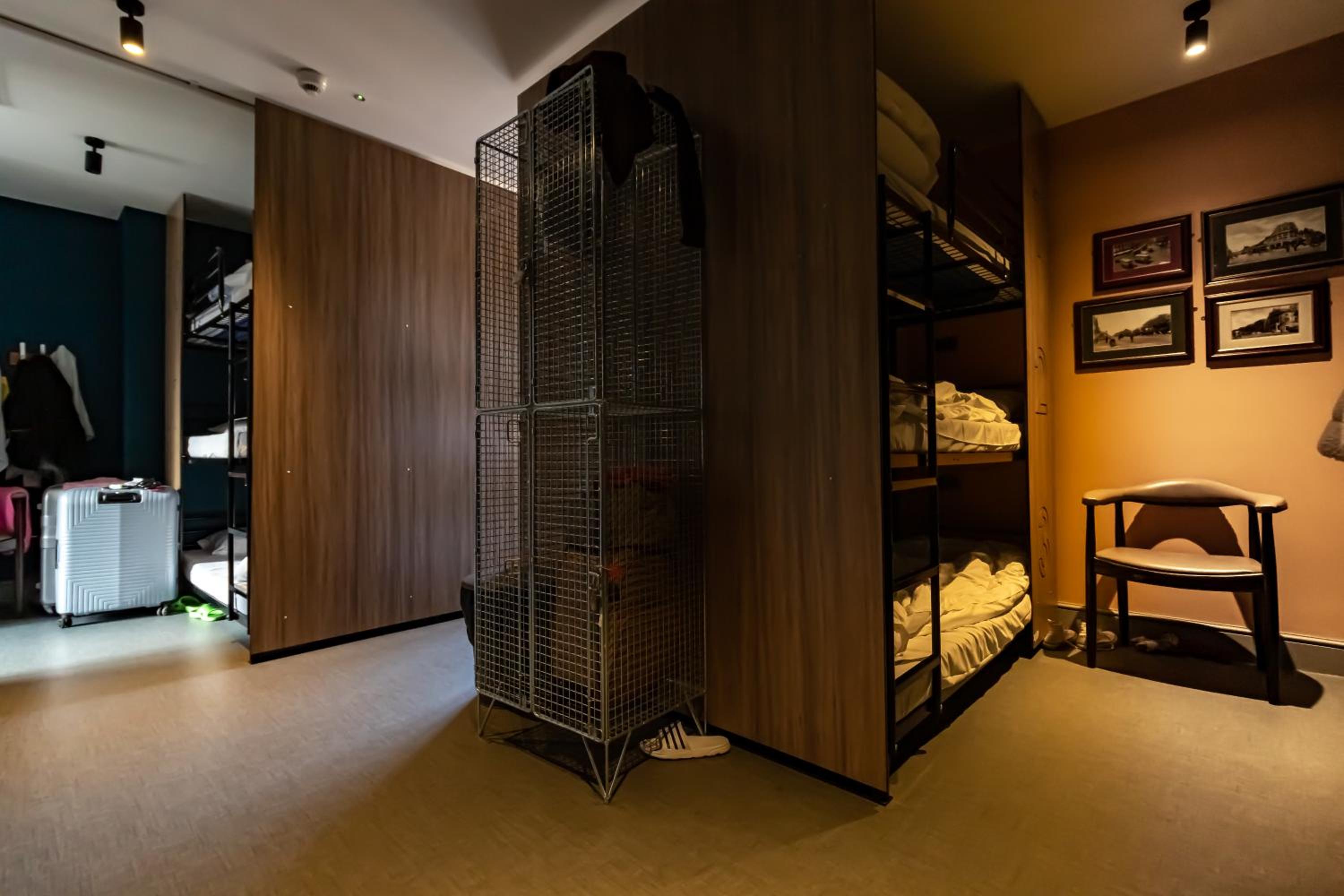Private 12-Bed Dormitory with Shared Bathroom photo 2