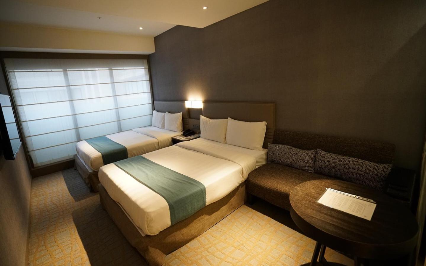 Deluxe Family Room with City View photo 2