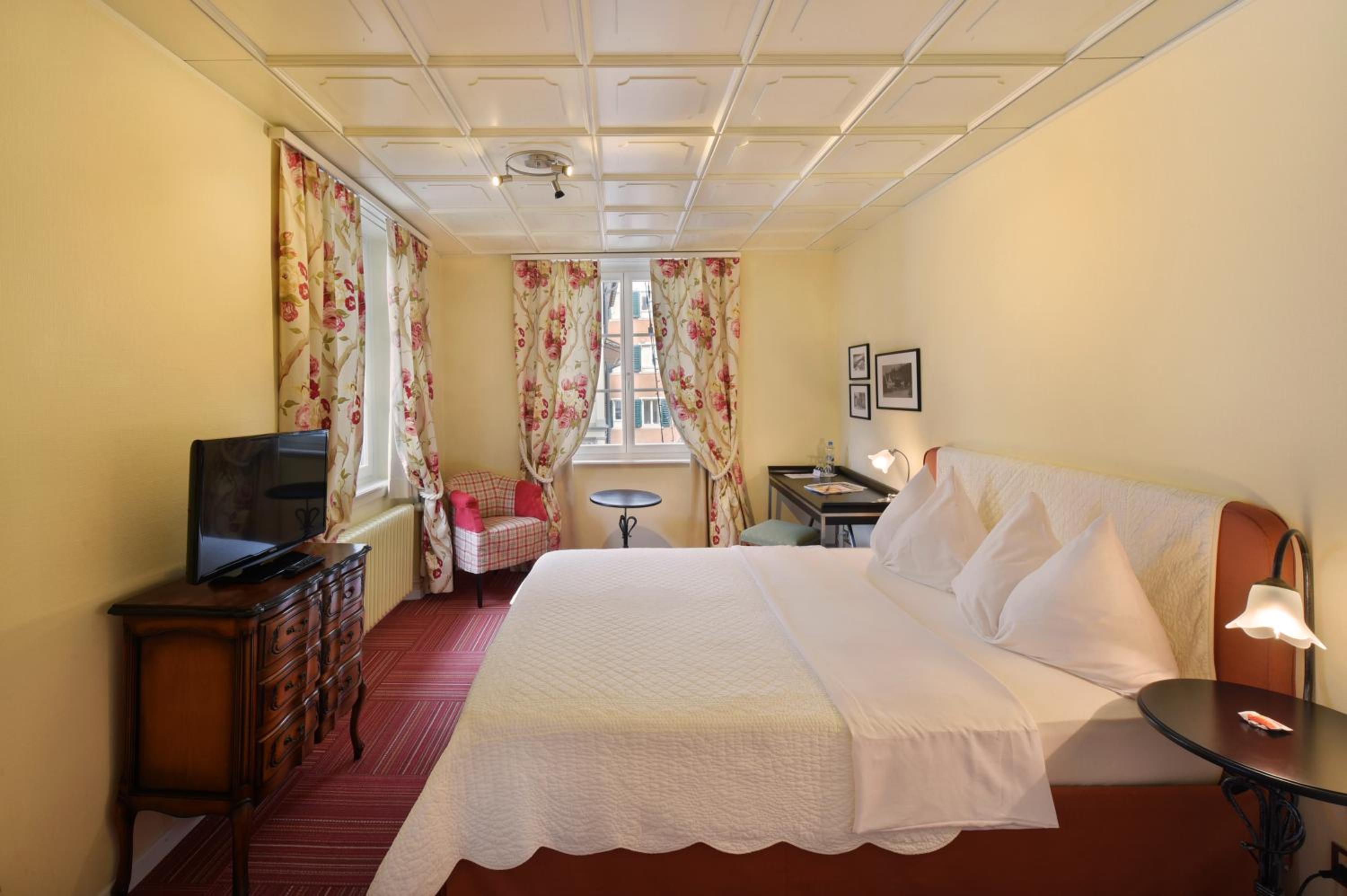 Queen Room photo 1