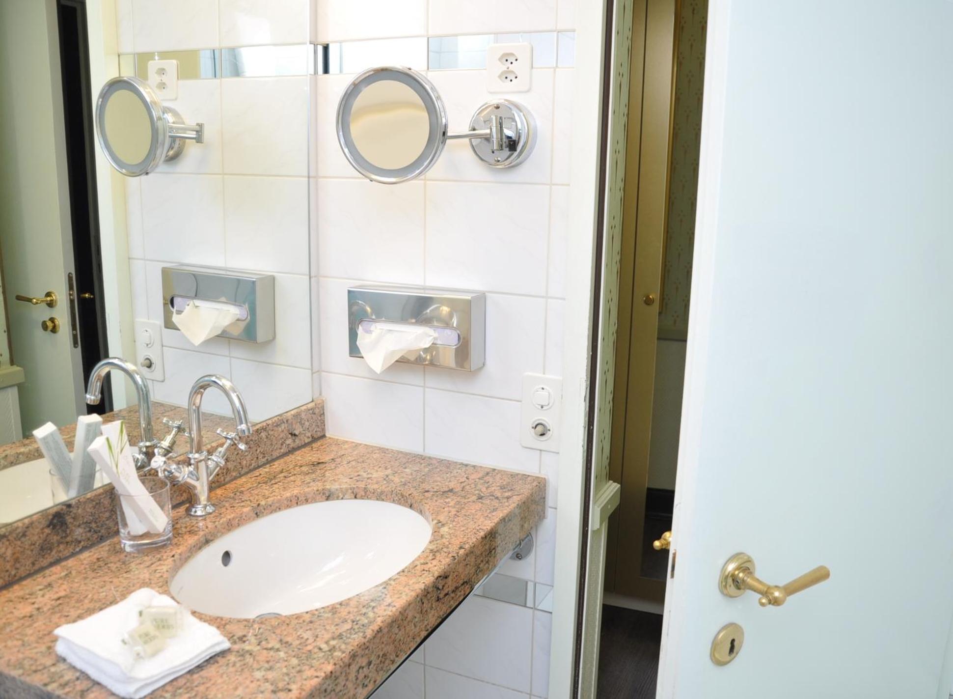 Double Room with Bath - Photo 7