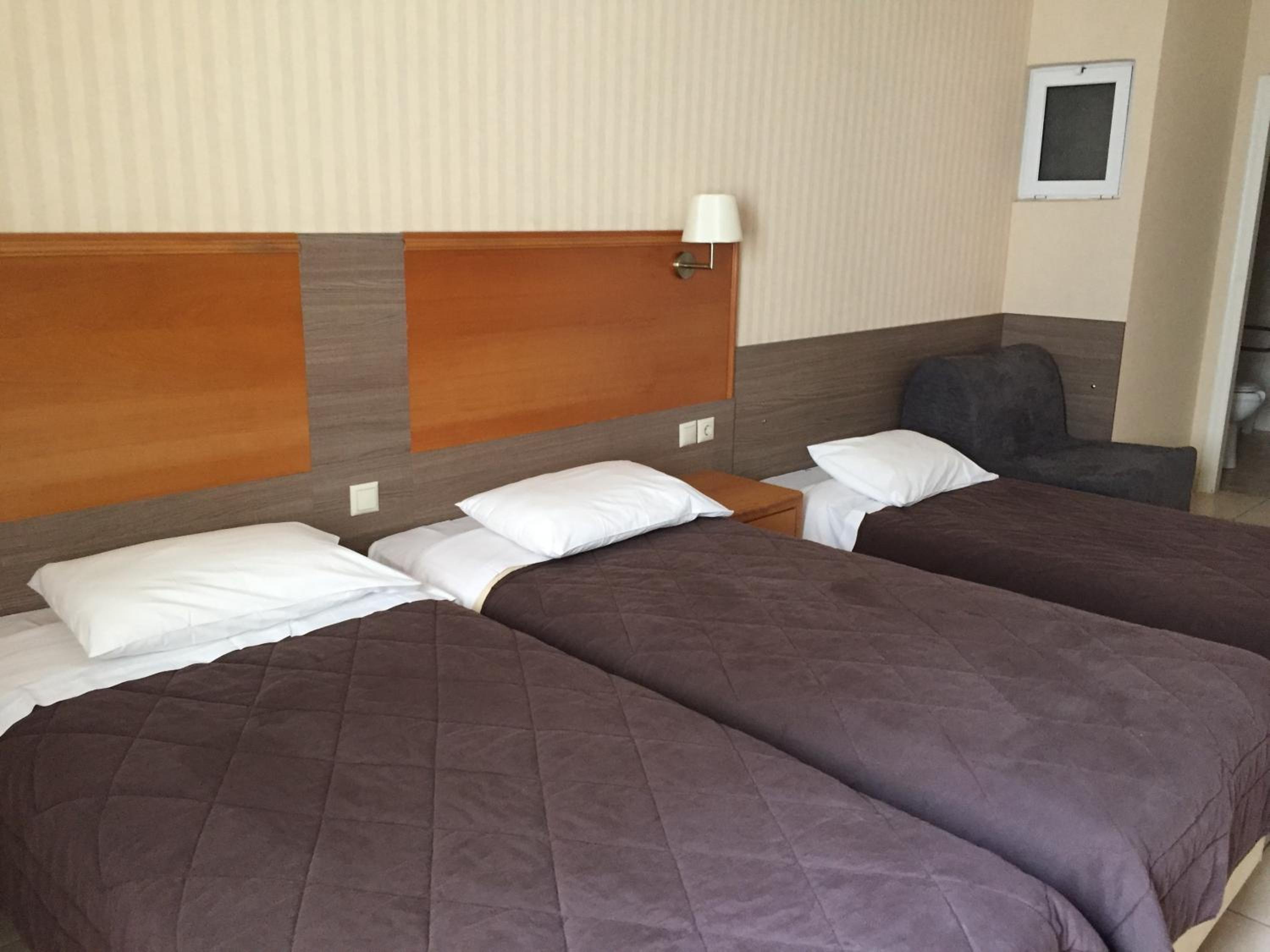 Basic Triple Room photo 3