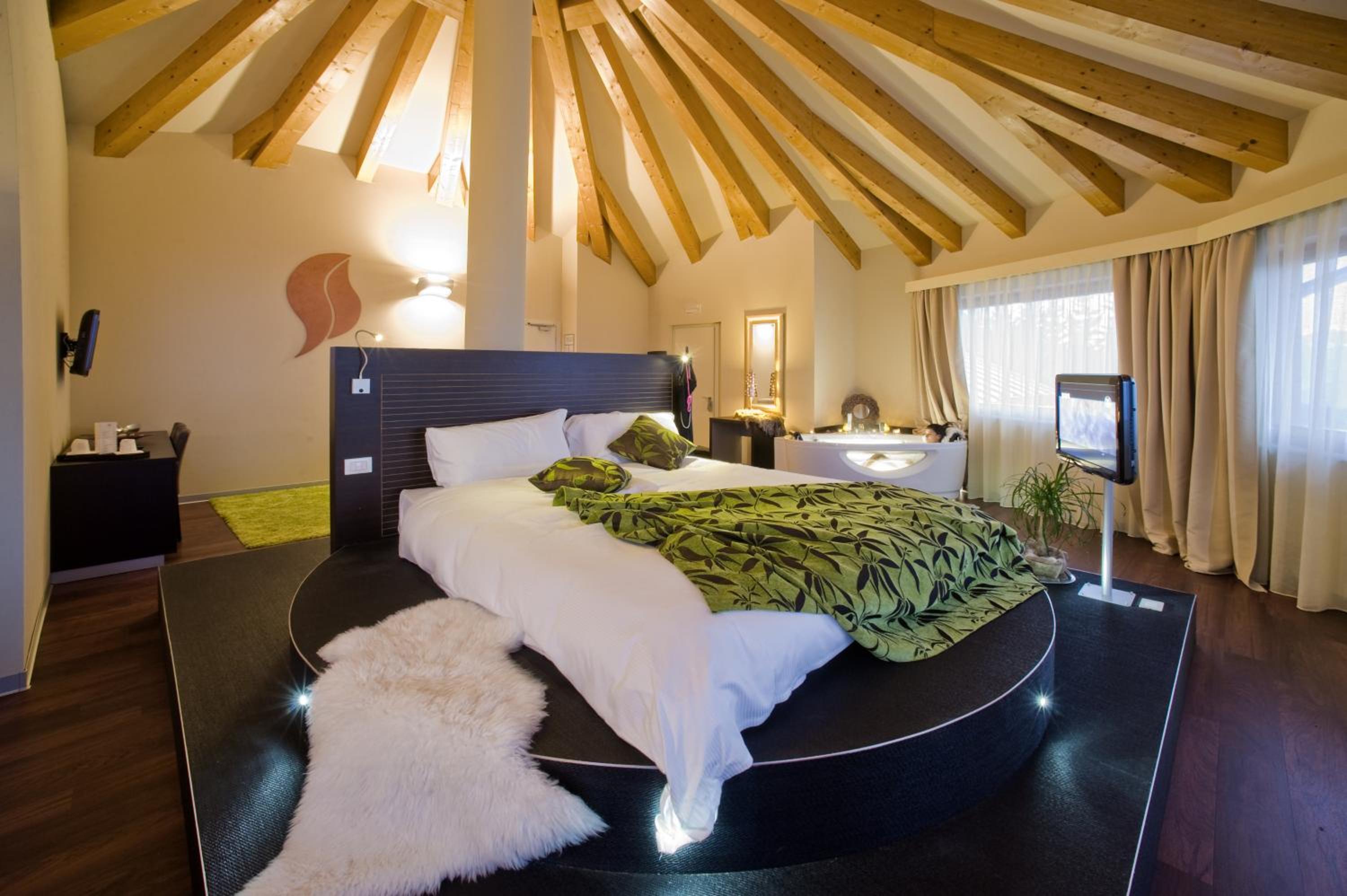 Suite with Spa Access - Photo 7