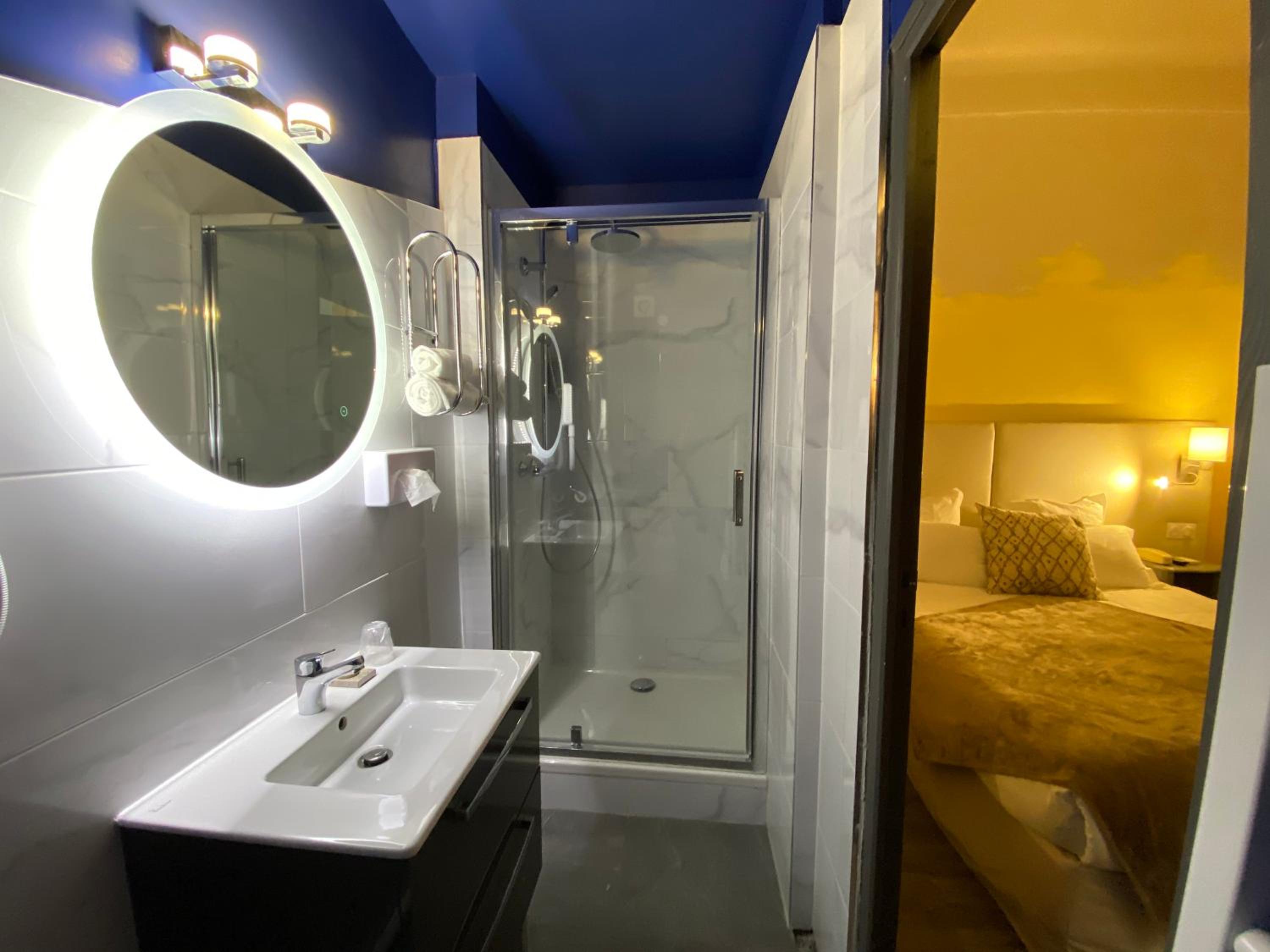 Small Double Room - Photo 14