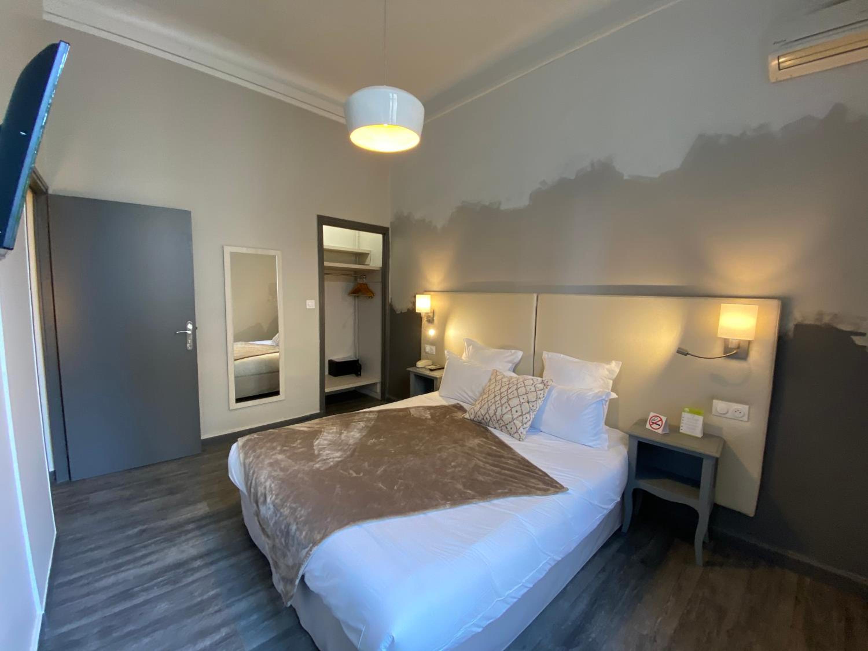 Double Room - Photo 8