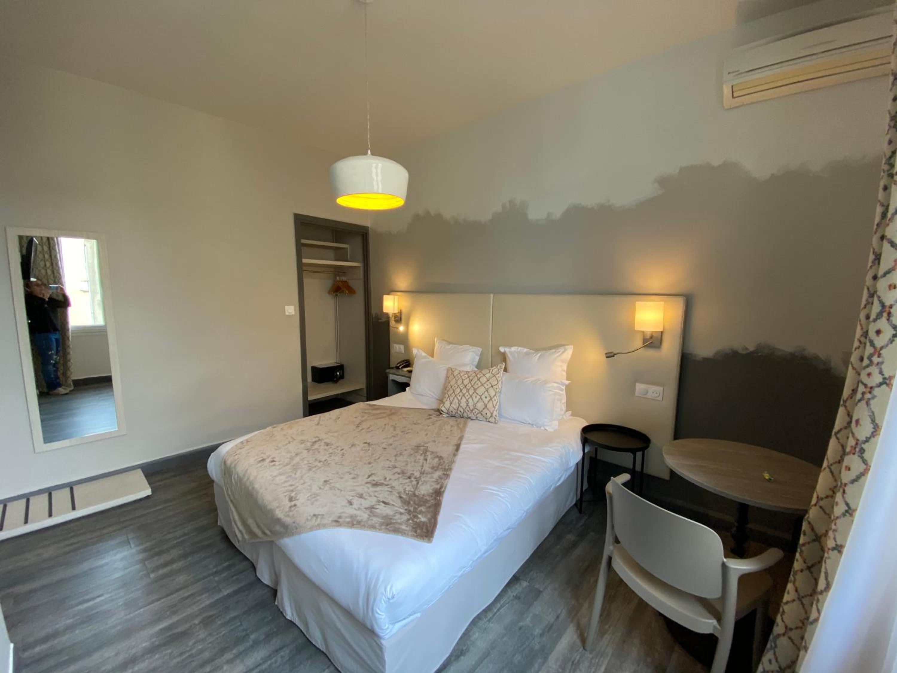 Double Room - Photo 9
