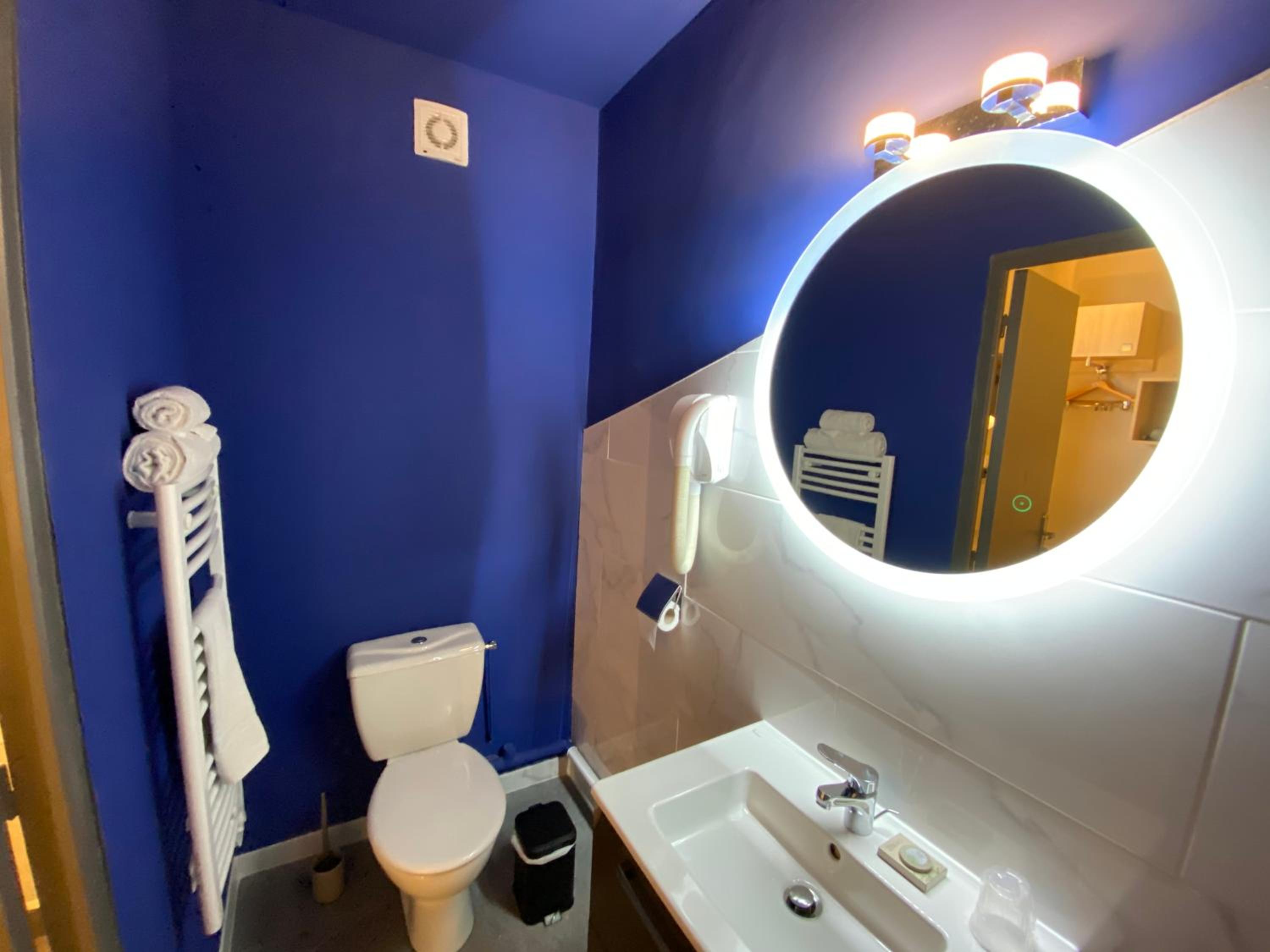 Double Room - Photo 17