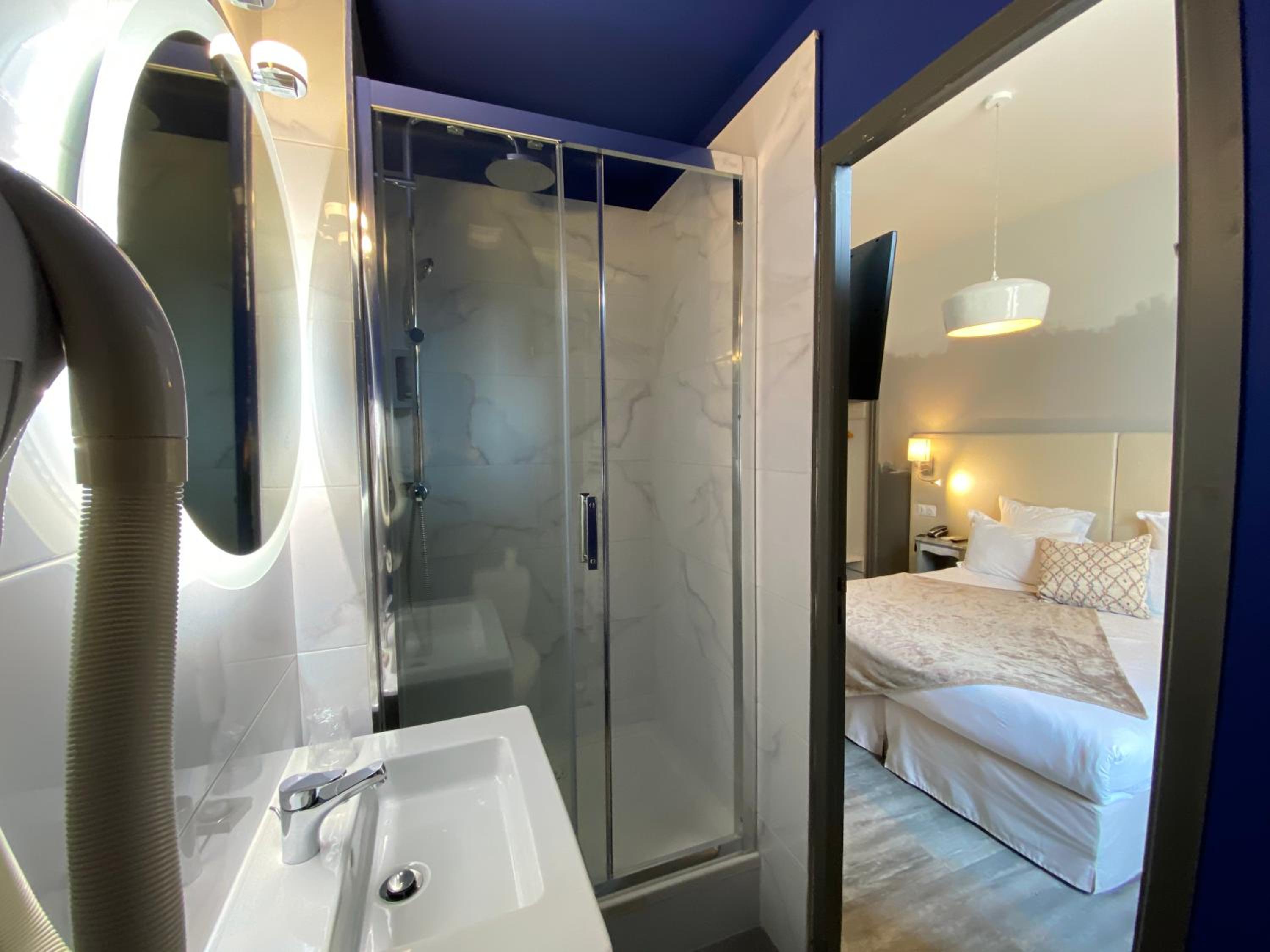 Double Room - Photo 13