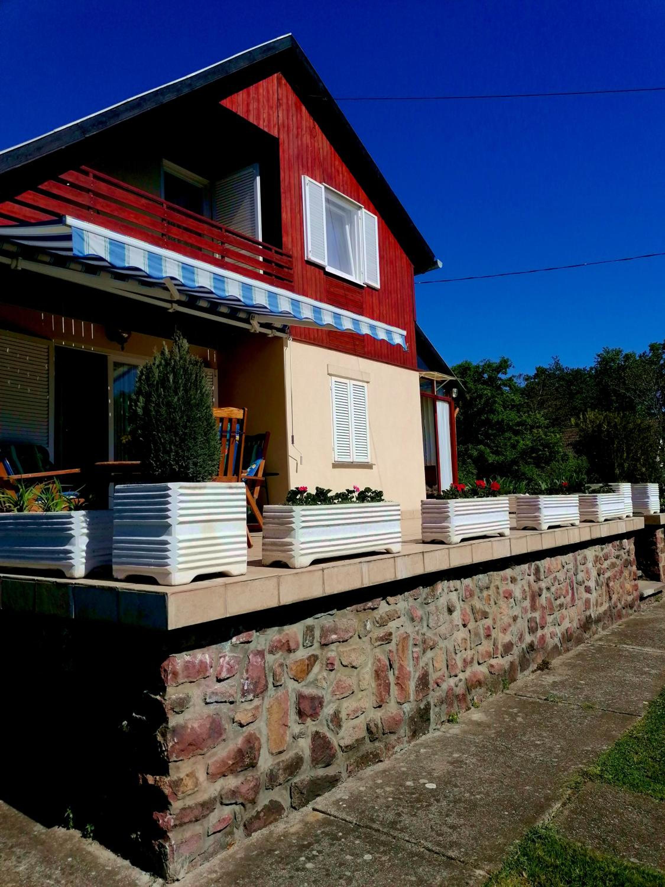 Three-Bedroom House - Photo 3