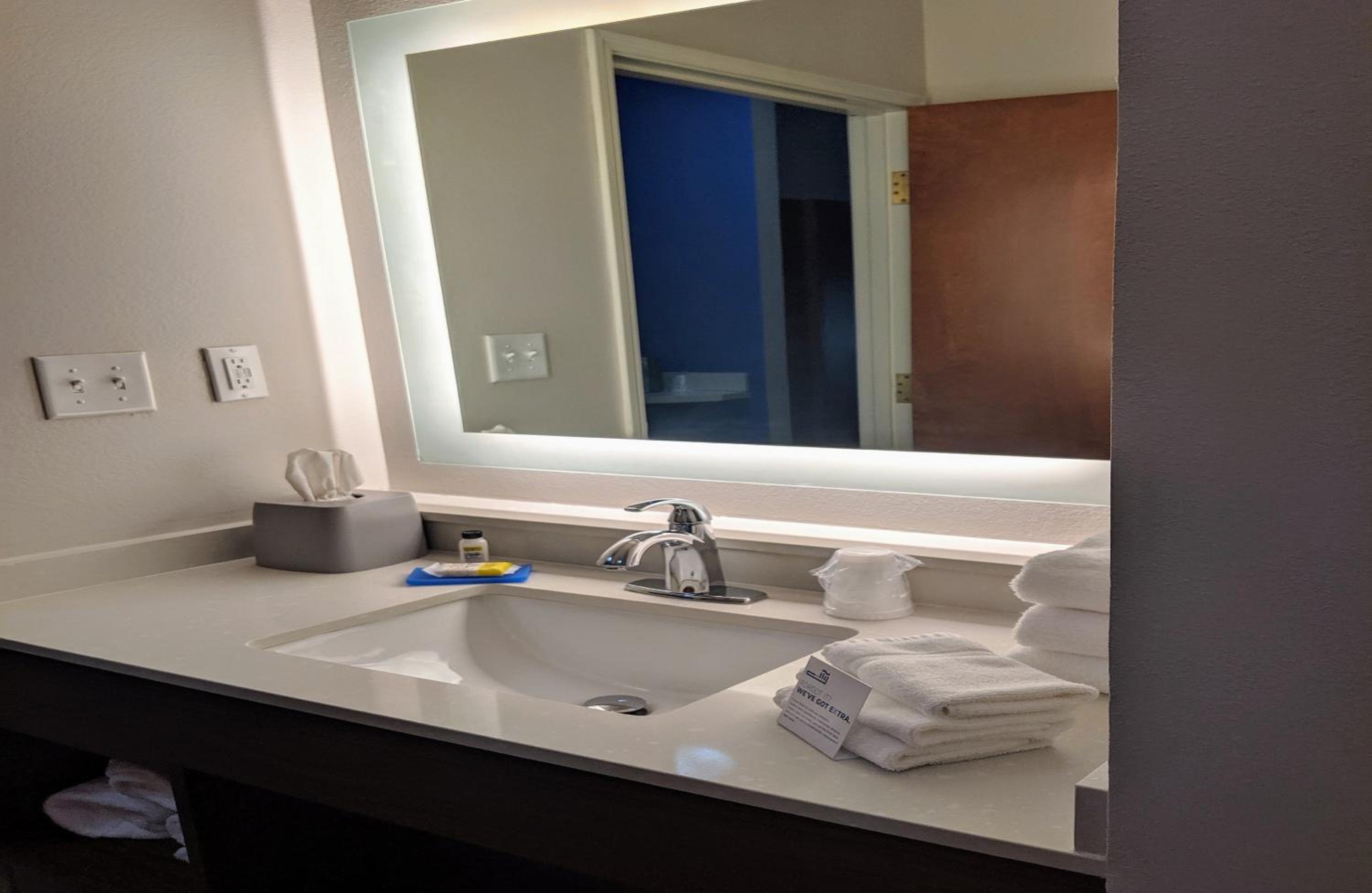 Suite with Mobility Accessible Tub - Non-Smoking - Photo 2