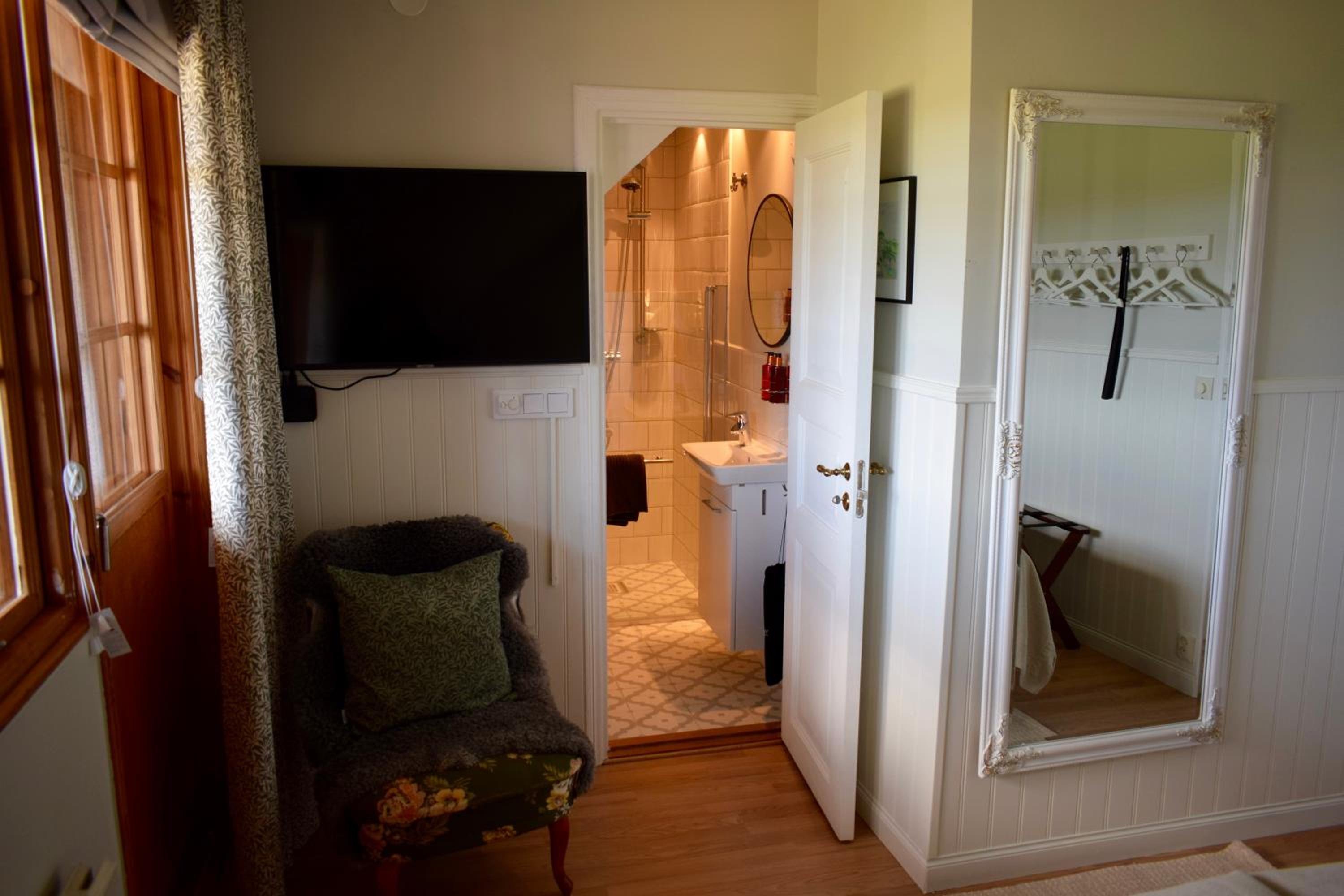 Deluxe Double Room with Balcony - Photo 3