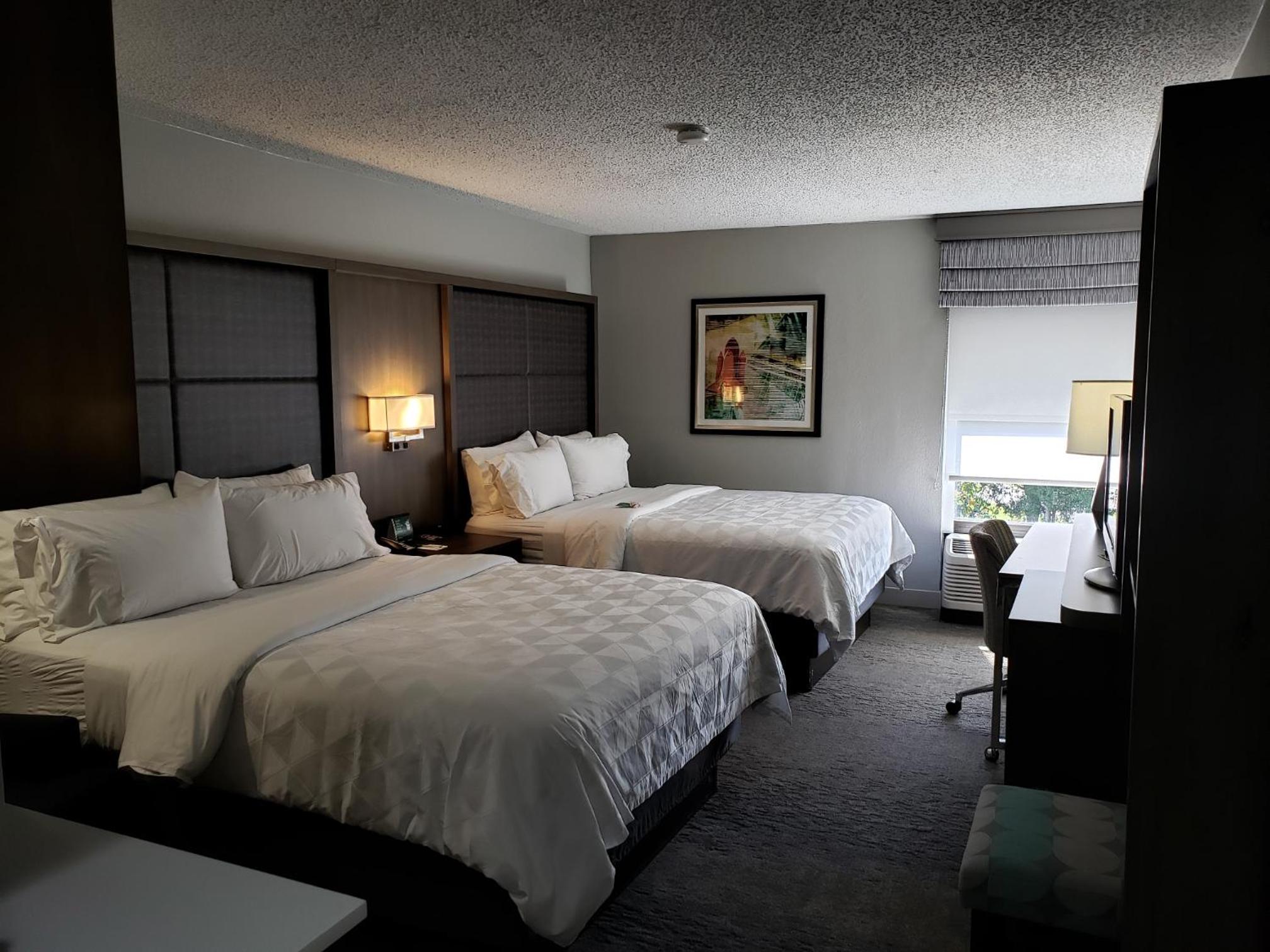 Premium Queen Room with Two Queen Beds - Photo 3