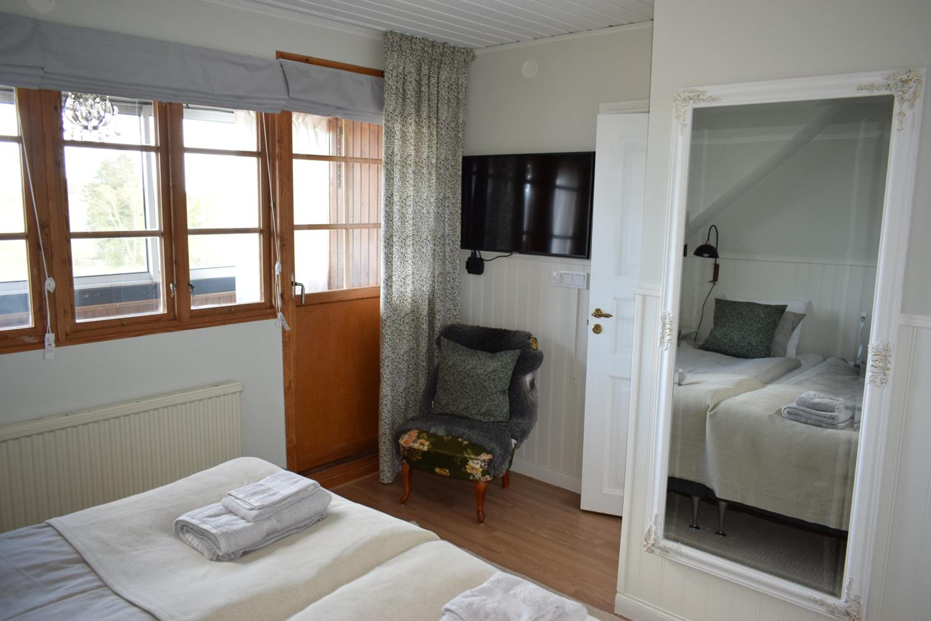 Deluxe Double Room with Balcony - Photo 4