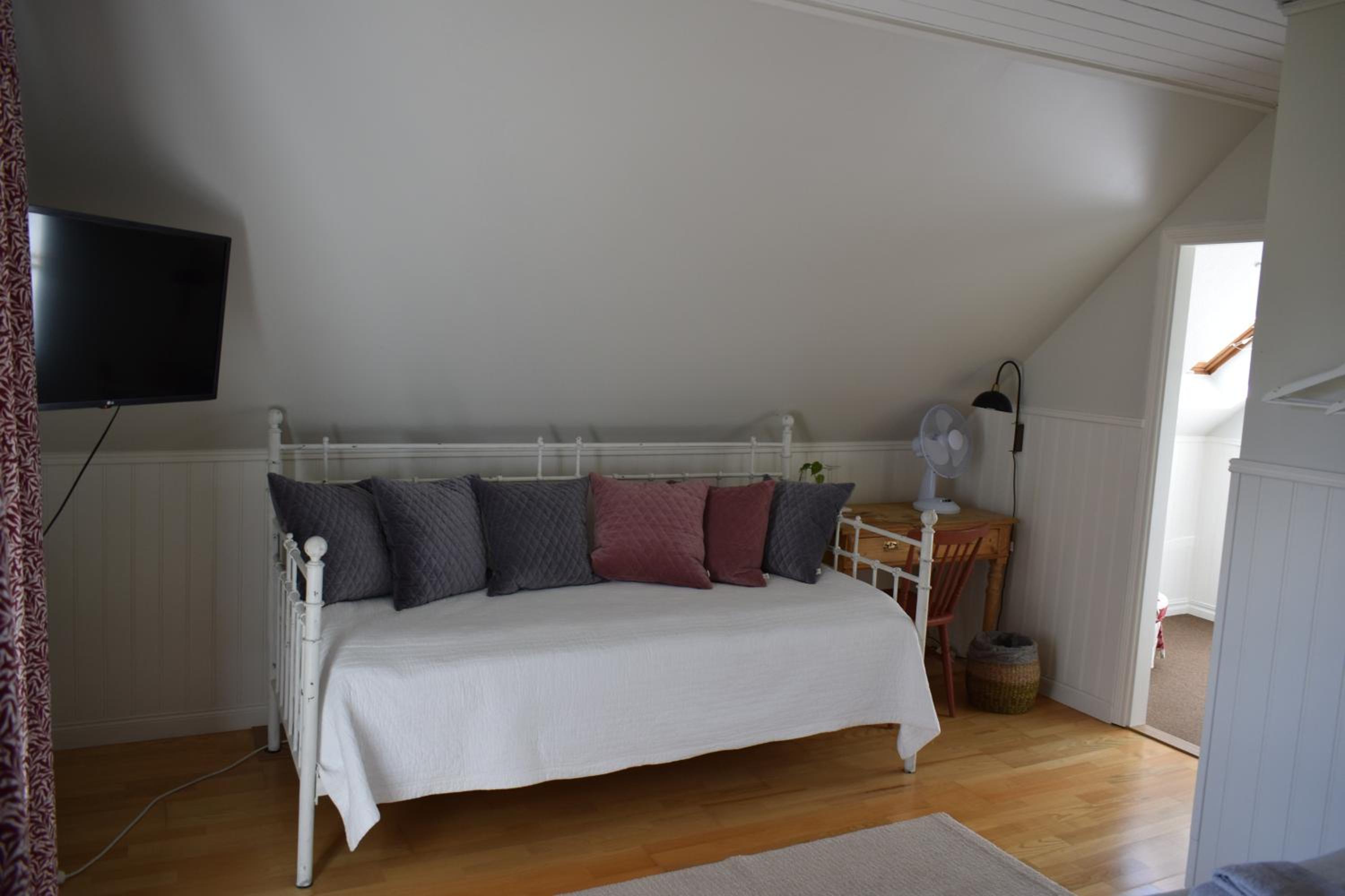 Deluxe Double Room with Extra Bed - Photo 1