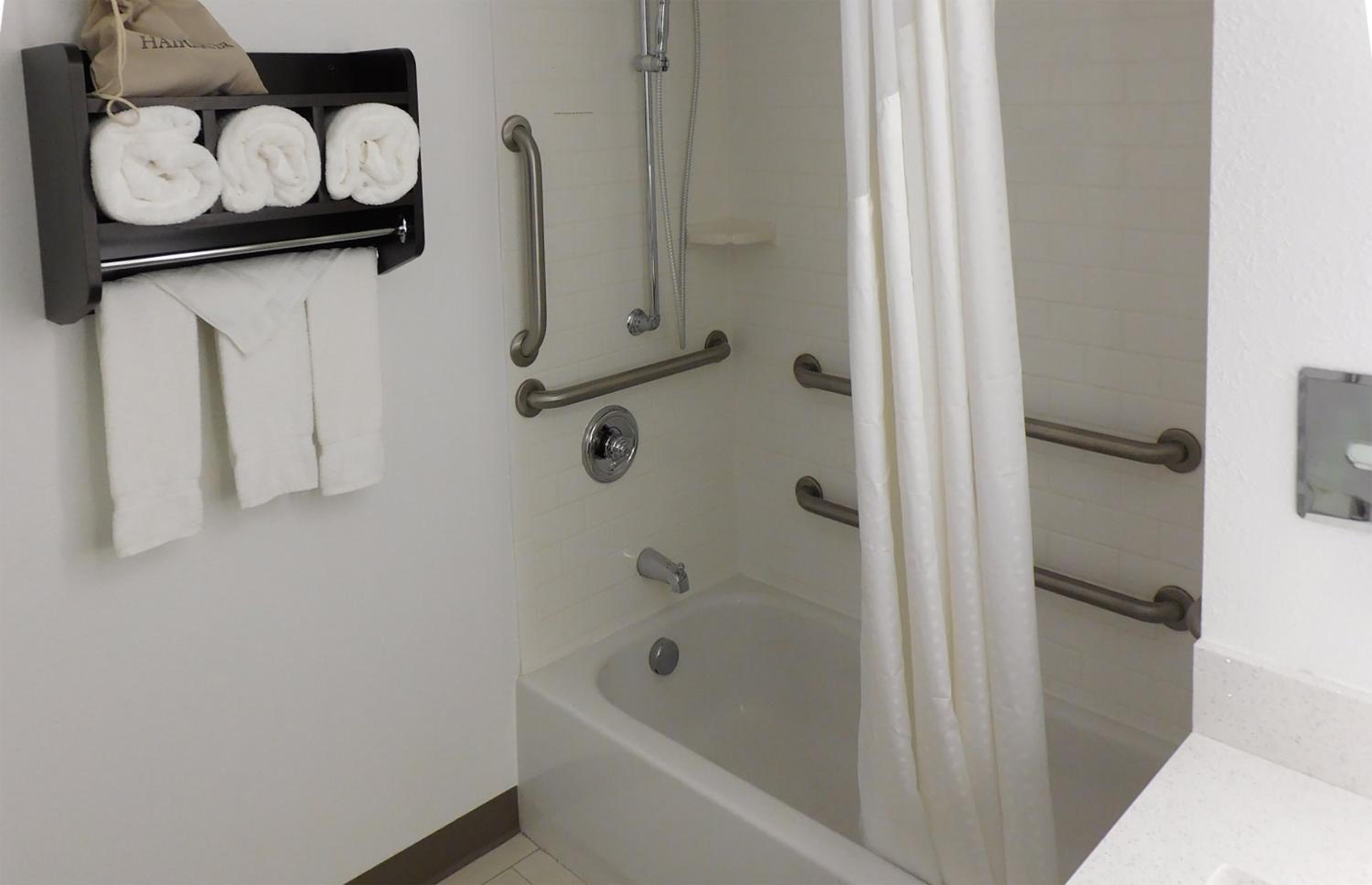 Queen Room with Two Queen Beds and Shower - Hearing Accessible/Non-Smoking - Photo 2