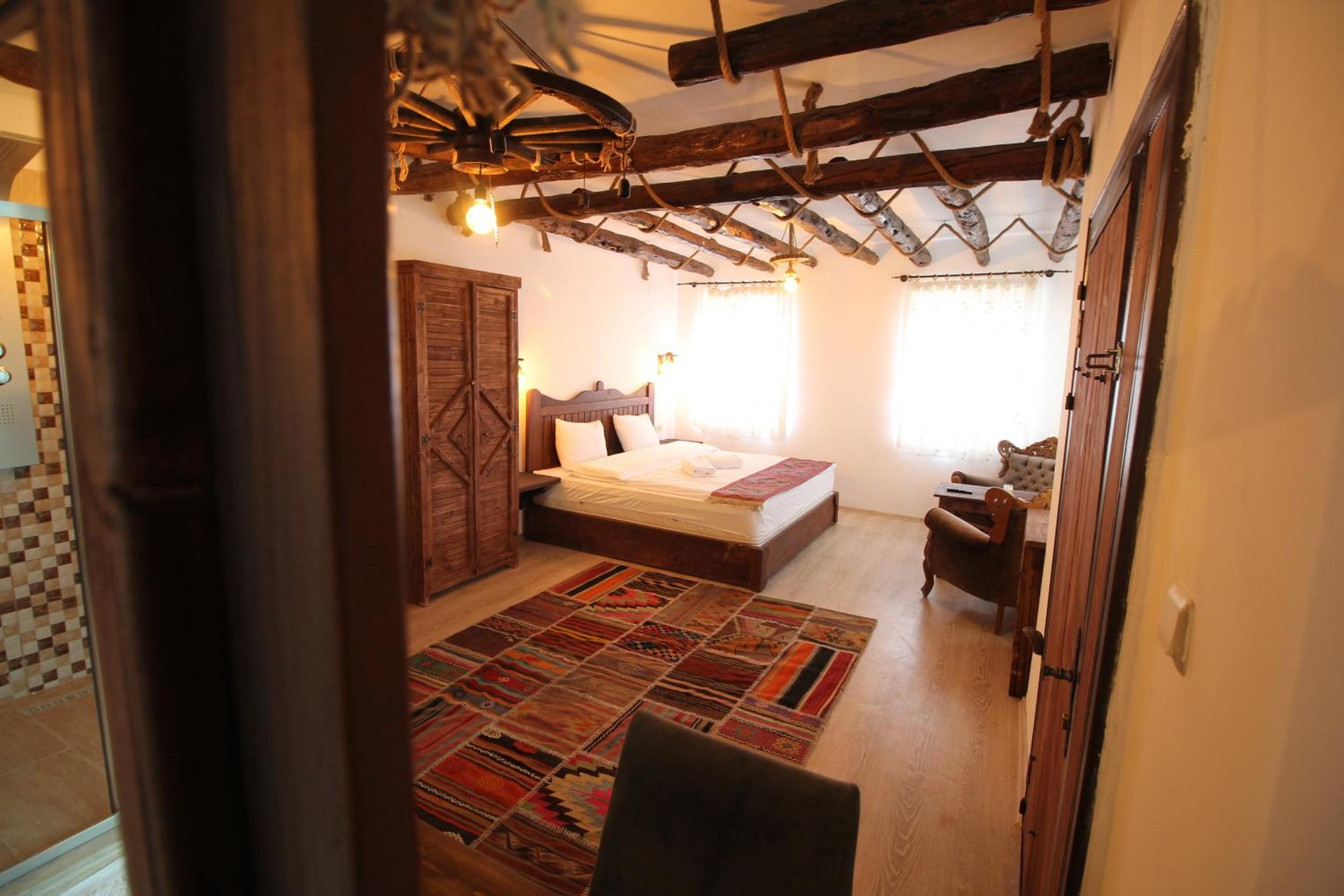 Honeymoon Suite with Jacuzzi - Photo 9