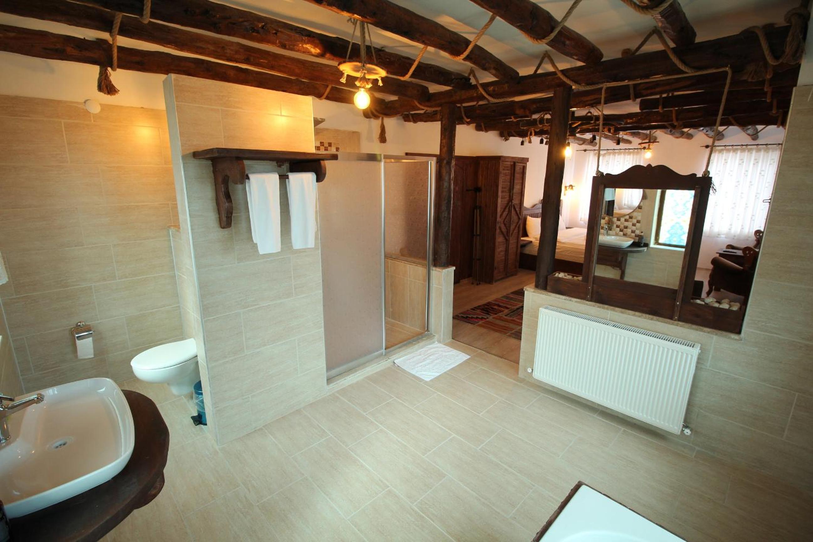 Honeymoon Suite with Jacuzzi - Photo 10