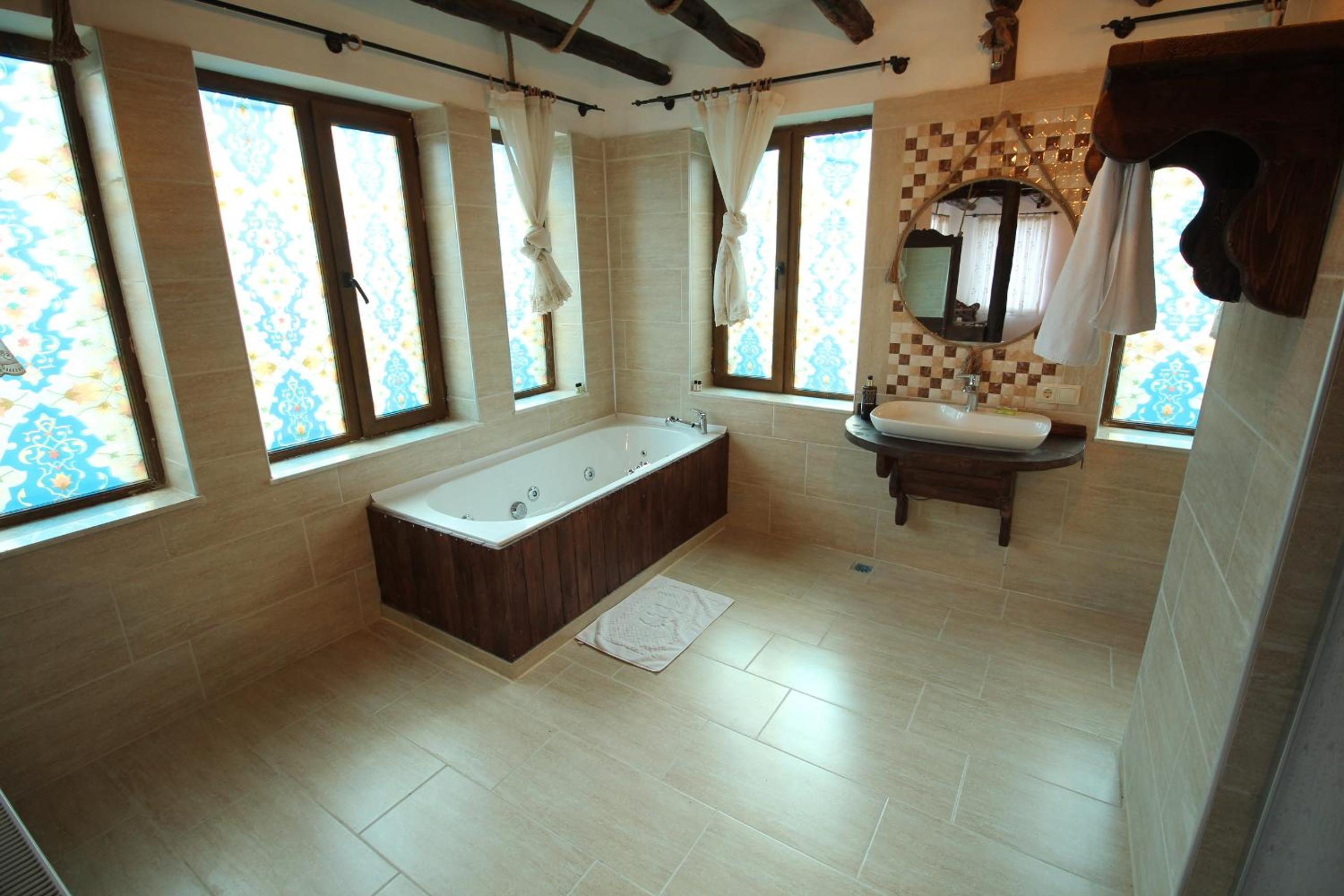 Honeymoon Suite with Jacuzzi - Photo 11