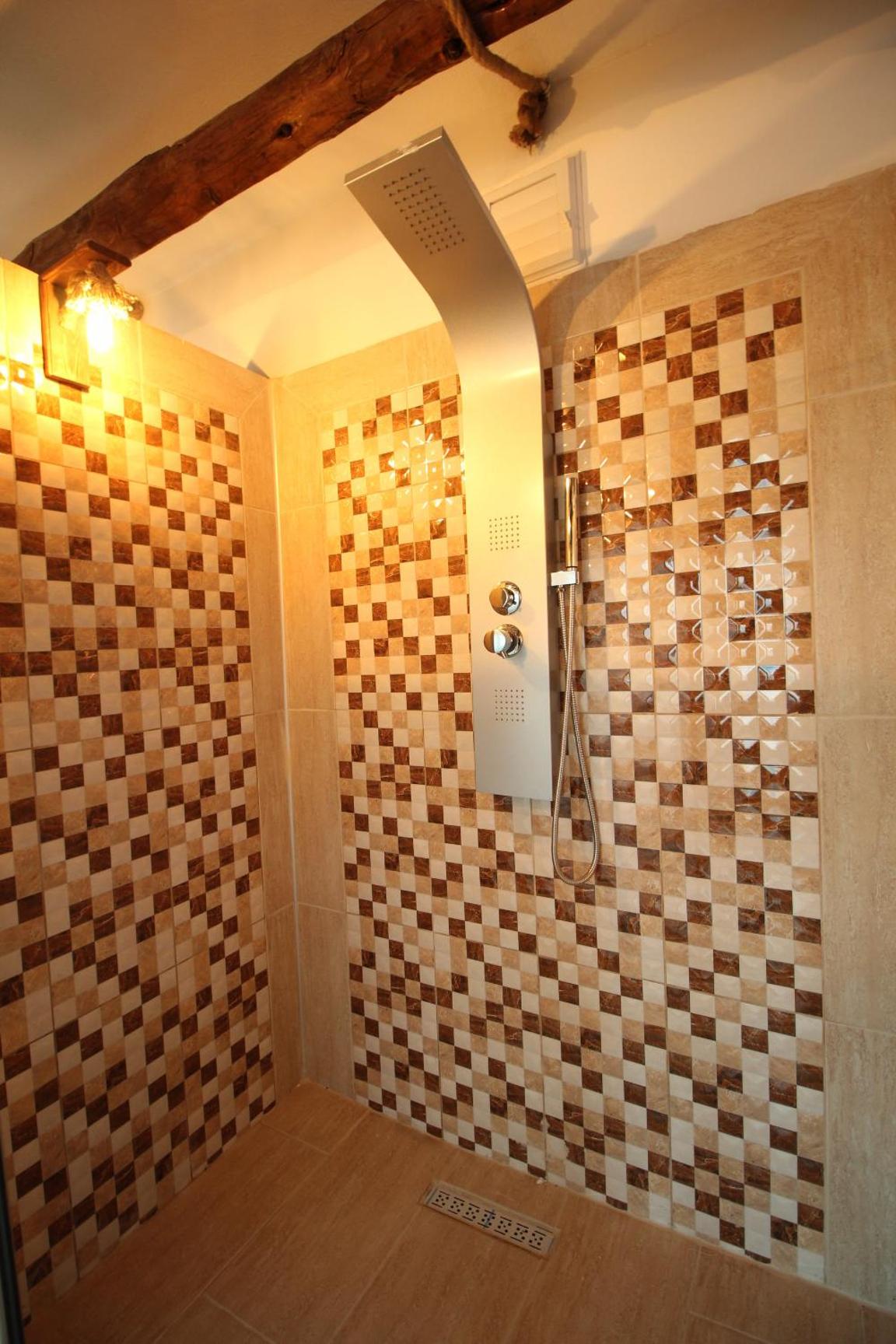Honeymoon Suite with Jacuzzi - Photo 12