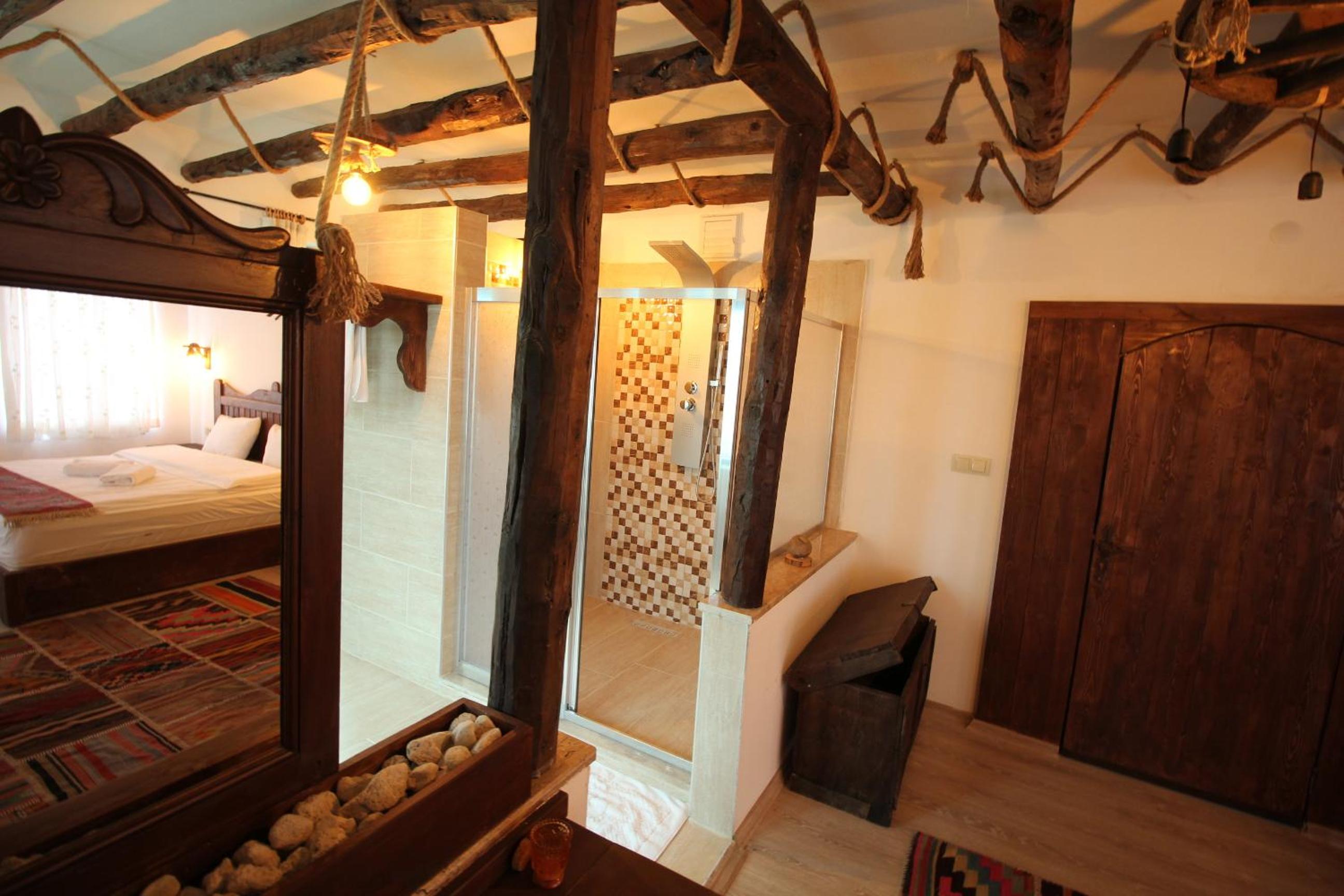 Honeymoon Suite with Jacuzzi - Photo 13