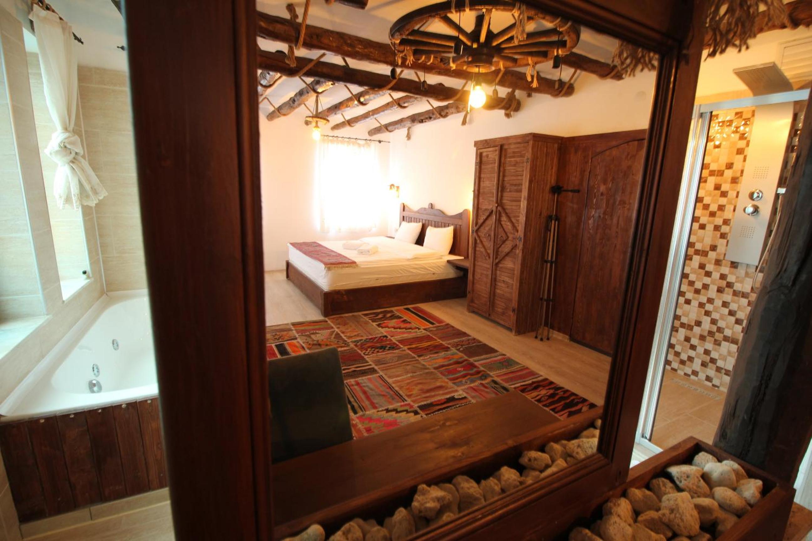 Honeymoon Suite with Jacuzzi - Photo 2