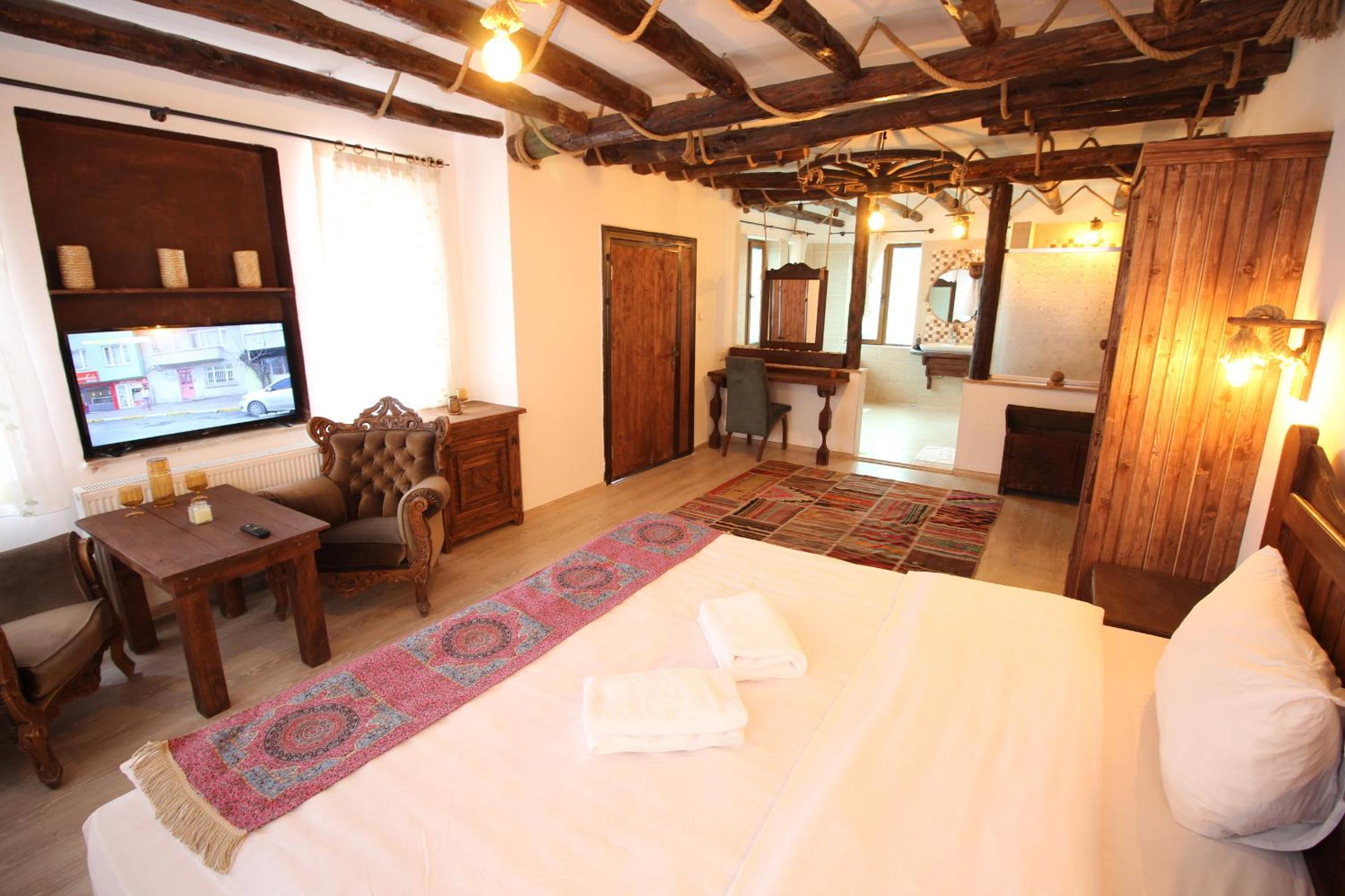 Honeymoon Suite with Jacuzzi - Photo 8